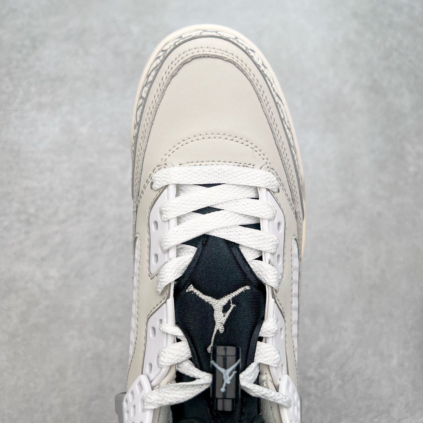 图片[4]-Jordan Spizike Low AJ复古低帮篮球鞋 这款鞋子著名导演斯派克李的Jordan Spizike专属 预计于明年夏季推出全新低帮版本 将包括三款配色 经典爆裂纹非常复古 两款配色分别以大学红和黑曜石蓝进行区分 鞋身设计中依旧带有大象爆裂纹、鞋侧束带、塑胶网布等经典元素 之后 在鞋舌、内衬以及鞋底等位置缀以大学红和黑曜石蓝搭配 带来全新造型 尺码：36 36.5 37.5 38 38.5 39 40 40.5 41 42 42.5 43 44 44.5 45 46 47.5-选品中心