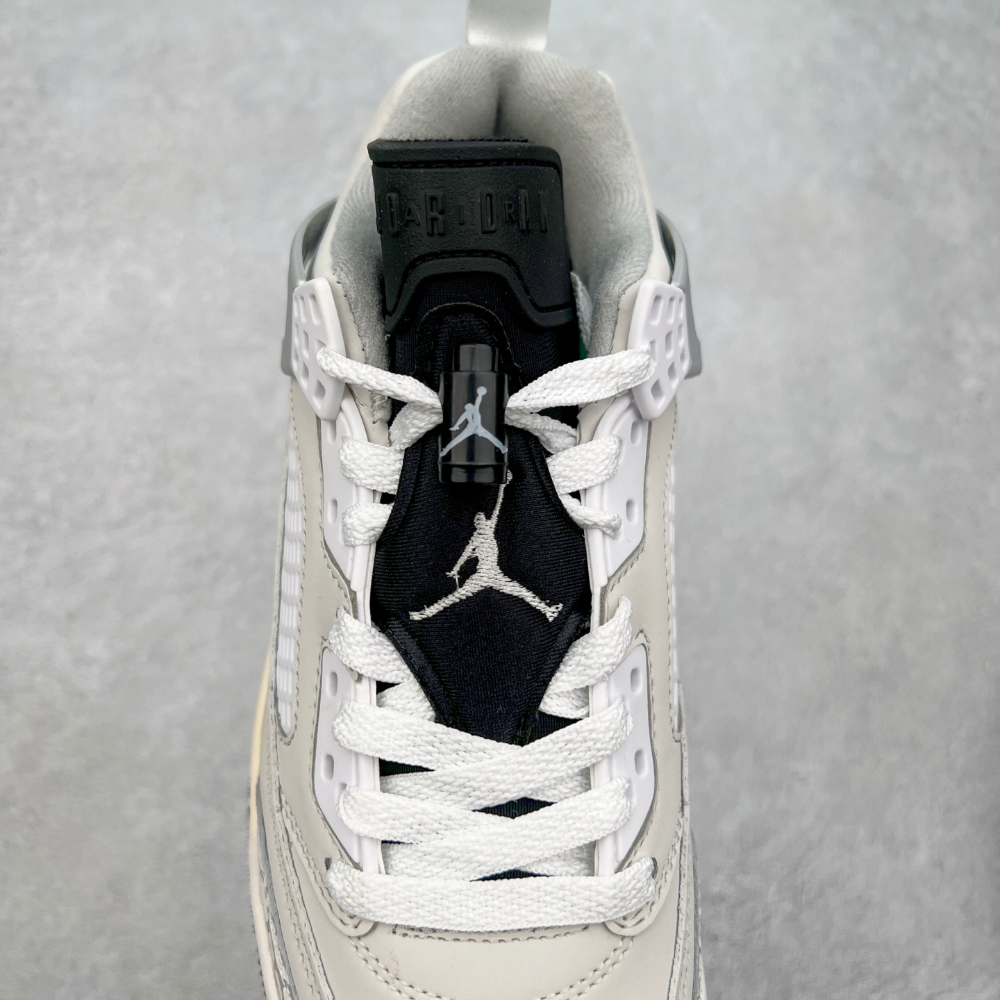 图片[5]-Jordan Spizike Low AJ复古低帮篮球鞋 这款鞋子著名导演斯派克李的Jordan Spizike专属 预计于明年夏季推出全新低帮版本 将包括三款配色 经典爆裂纹非常复古 两款配色分别以大学红和黑曜石蓝进行区分 鞋身设计中依旧带有大象爆裂纹、鞋侧束带、塑胶网布等经典元素 之后 在鞋舌、内衬以及鞋底等位置缀以大学红和黑曜石蓝搭配 带来全新造型 尺码：36 36.5 37.5 38 38.5 39 40 40.5 41 42 42.5 43 44 44.5 45 46 47.5-选品中心