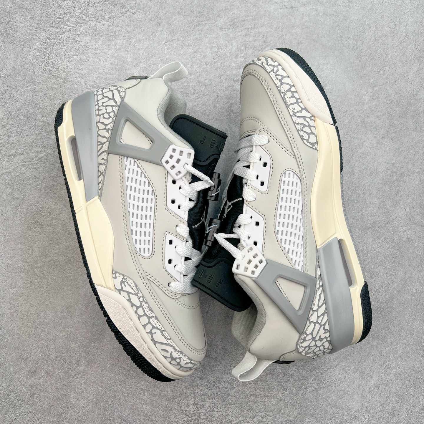 图片[3]-Jordan Spizike Low AJ复古低帮篮球鞋 这款鞋子著名导演斯派克李的Jordan Spizike专属 预计于明年夏季推出全新低帮版本 将包括三款配色 经典爆裂纹非常复古 两款配色分别以大学红和黑曜石蓝进行区分 鞋身设计中依旧带有大象爆裂纹、鞋侧束带、塑胶网布等经典元素 之后 在鞋舌、内衬以及鞋底等位置缀以大学红和黑曜石蓝搭配 带来全新造型 尺码：36 36.5 37.5 38 38.5 39 40 40.5 41 42 42.5 43 44 44.5 45 46 47.5-选品中心