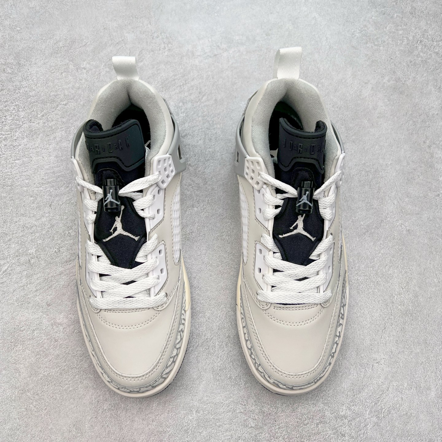 图片[2]-Jordan Spizike Low AJ复古低帮篮球鞋 这款鞋子著名导演斯派克李的Jordan Spizike专属 预计于明年夏季推出全新低帮版本 将包括三款配色 经典爆裂纹非常复古 两款配色分别以大学红和黑曜石蓝进行区分 鞋身设计中依旧带有大象爆裂纹、鞋侧束带、塑胶网布等经典元素 之后 在鞋舌、内衬以及鞋底等位置缀以大学红和黑曜石蓝搭配 带来全新造型 尺码：36 36.5 37.5 38 38.5 39 40 40.5 41 42 42.5 43 44 44.5 45 46 47.5-选品中心