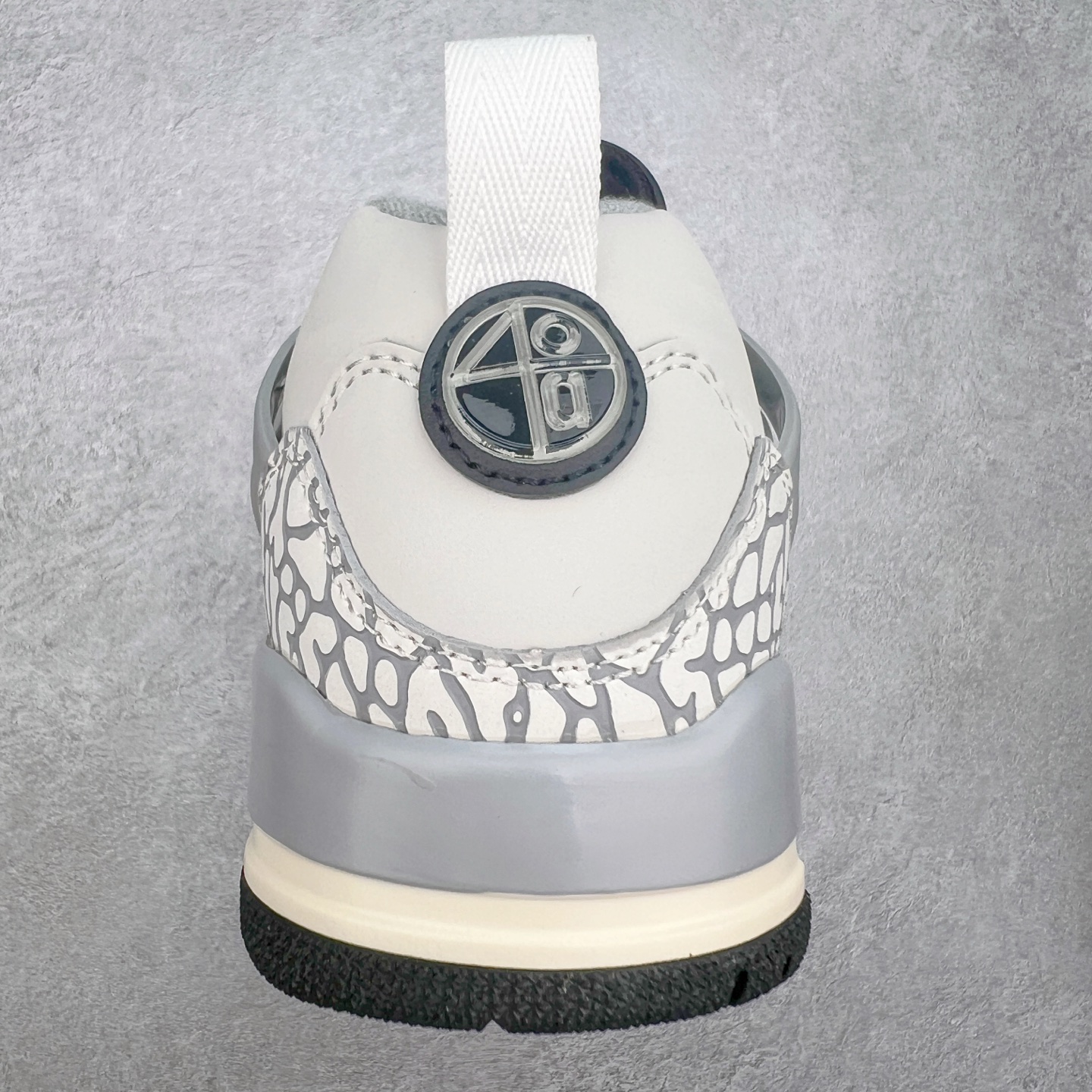 图片[8]-Jordan Spizike Low AJ复古低帮篮球鞋 这款鞋子著名导演斯派克李的Jordan Spizike专属 预计于明年夏季推出全新低帮版本 将包括三款配色 经典爆裂纹非常复古 两款配色分别以大学红和黑曜石蓝进行区分 鞋身设计中依旧带有大象爆裂纹、鞋侧束带、塑胶网布等经典元素 之后 在鞋舌、内衬以及鞋底等位置缀以大学红和黑曜石蓝搭配 带来全新造型 尺码：36 36.5 37.5 38 38.5 39 40 40.5 41 42 42.5 43 44 44.5 45 46 47.5-选品中心