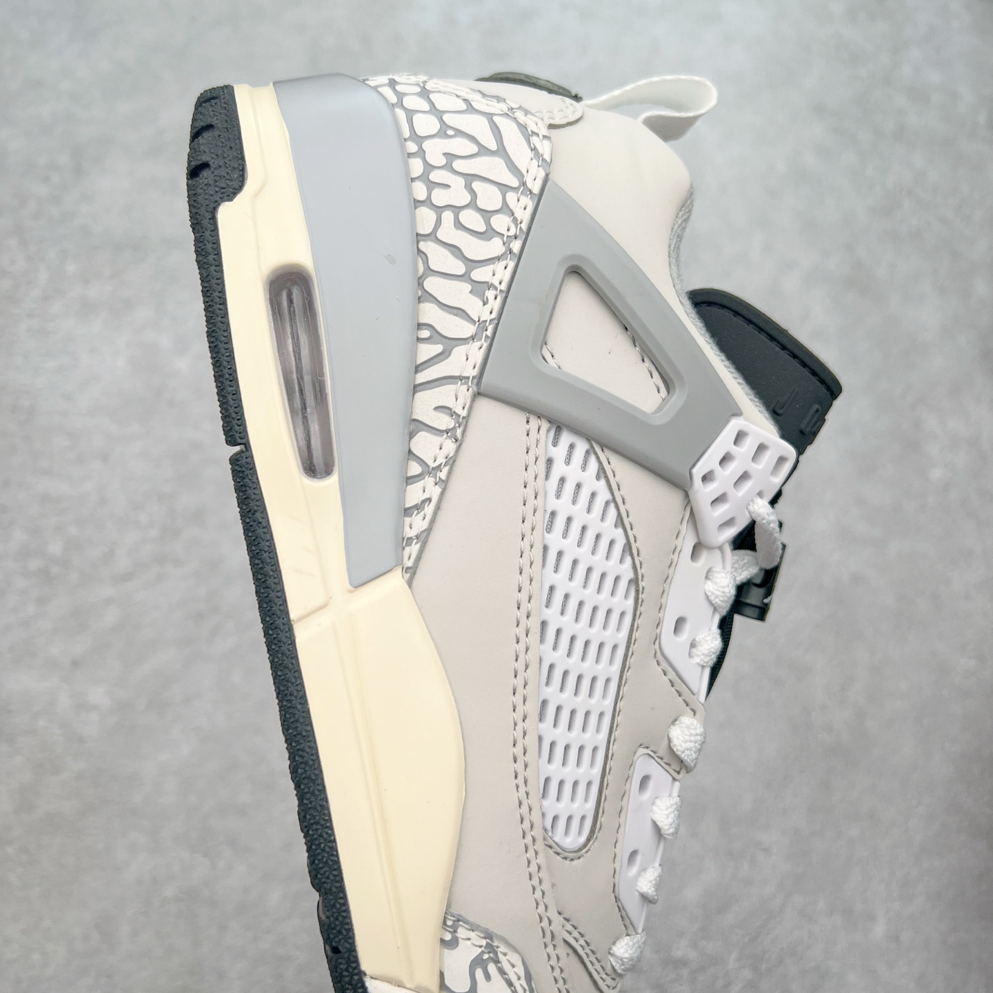 图片[6]-Jordan Spizike Low AJ复古低帮篮球鞋 这款鞋子著名导演斯派克李的Jordan Spizike专属 预计于明年夏季推出全新低帮版本 将包括三款配色 经典爆裂纹非常复古 两款配色分别以大学红和黑曜石蓝进行区分 鞋身设计中依旧带有大象爆裂纹、鞋侧束带、塑胶网布等经典元素 之后 在鞋舌、内衬以及鞋底等位置缀以大学红和黑曜石蓝搭配 带来全新造型 尺码：36 36.5 37.5 38 38.5 39 40 40.5 41 42 42.5 43 44 44.5 45 46 47.5-选品中心