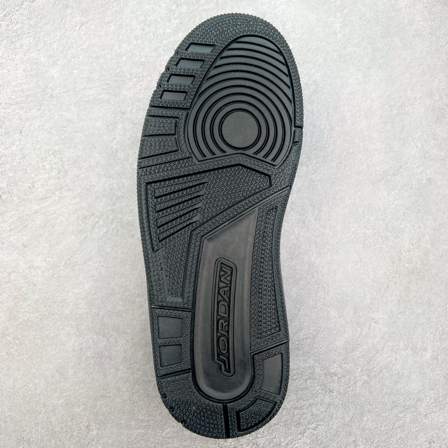 图片[9]-Jordan Spizike Low AJ复古低帮篮球鞋 这款鞋子著名导演斯派克李的Jordan Spizike专属 预计于明年夏季推出全新低帮版本 将包括三款配色 经典爆裂纹非常复古 两款配色分别以大学红和黑曜石蓝进行区分 鞋身设计中依旧带有大象爆裂纹、鞋侧束带、塑胶网布等经典元素 之后 在鞋舌、内衬以及鞋底等位置缀以大学红和黑曜石蓝搭配 带来全新造型 尺码：36 36.5 37.5 38 38.5 39 40 40.5 41 42 42.5 43 44 44.5 45 46 47.5-选品中心