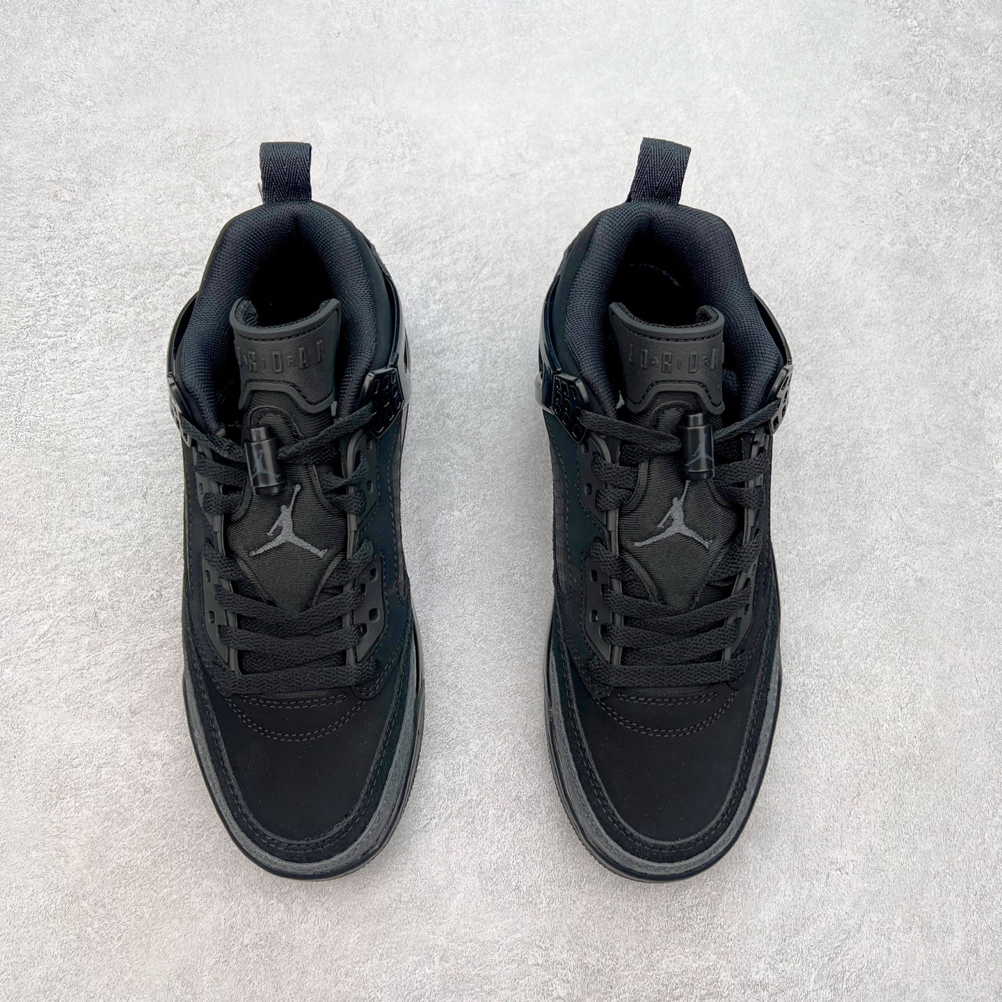 图片[2]-Jordan Spizike Low AJ复古低帮篮球鞋 这款鞋子著名导演斯派克李的Jordan Spizike专属 预计于明年夏季推出全新低帮版本 将包括三款配色 经典爆裂纹非常复古 两款配色分别以大学红和黑曜石蓝进行区分 鞋身设计中依旧带有大象爆裂纹、鞋侧束带、塑胶网布等经典元素 之后 在鞋舌、内衬以及鞋底等位置缀以大学红和黑曜石蓝搭配 带来全新造型 尺码：36 36.5 37.5 38 38.5 39 40 40.5 41 42 42.5 43 44 44.5 45 46 47.5-选品中心