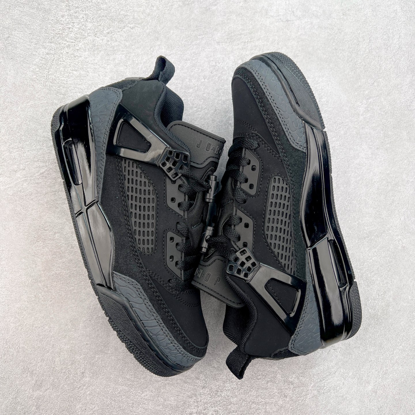 图片[3]-Jordan Spizike Low AJ复古低帮篮球鞋 这款鞋子著名导演斯派克李的Jordan Spizike专属 预计于明年夏季推出全新低帮版本 将包括三款配色 经典爆裂纹非常复古 两款配色分别以大学红和黑曜石蓝进行区分 鞋身设计中依旧带有大象爆裂纹、鞋侧束带、塑胶网布等经典元素 之后 在鞋舌、内衬以及鞋底等位置缀以大学红和黑曜石蓝搭配 带来全新造型 尺码：36 36.5 37.5 38 38.5 39 40 40.5 41 42 42.5 43 44 44.5 45 46 47.5-选品中心