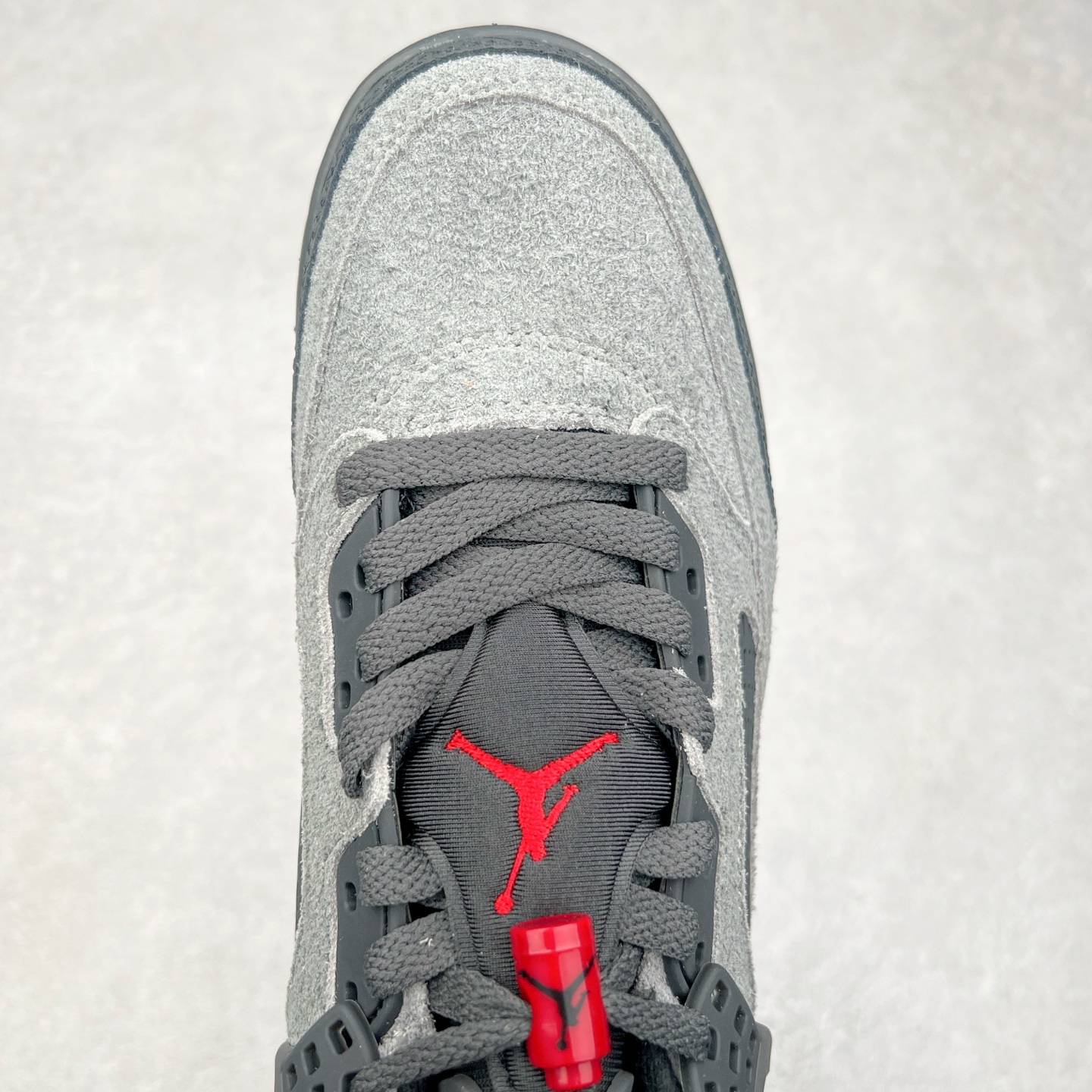 图片[4]-Jordan Spizike Low AJ复古低帮篮球鞋 这款鞋子著名导演斯派克李的Jordan Spizike专属 预计于明年夏季推出全新低帮版本 将包括三款配色 经典爆裂纹非常复古 两款配色分别以大学红和黑曜石蓝进行区分 鞋身设计中依旧带有大象爆裂纹、鞋侧束带、塑胶网布等经典元素 之后 在鞋舌、内衬以及鞋底等位置缀以大学红和黑曜石蓝搭配 带来全新造型 尺码：36 36.5 37.5 38 38.5 39 40 40.5 41 42 42.5 43 44 44.5 45 46 47.5-选品中心