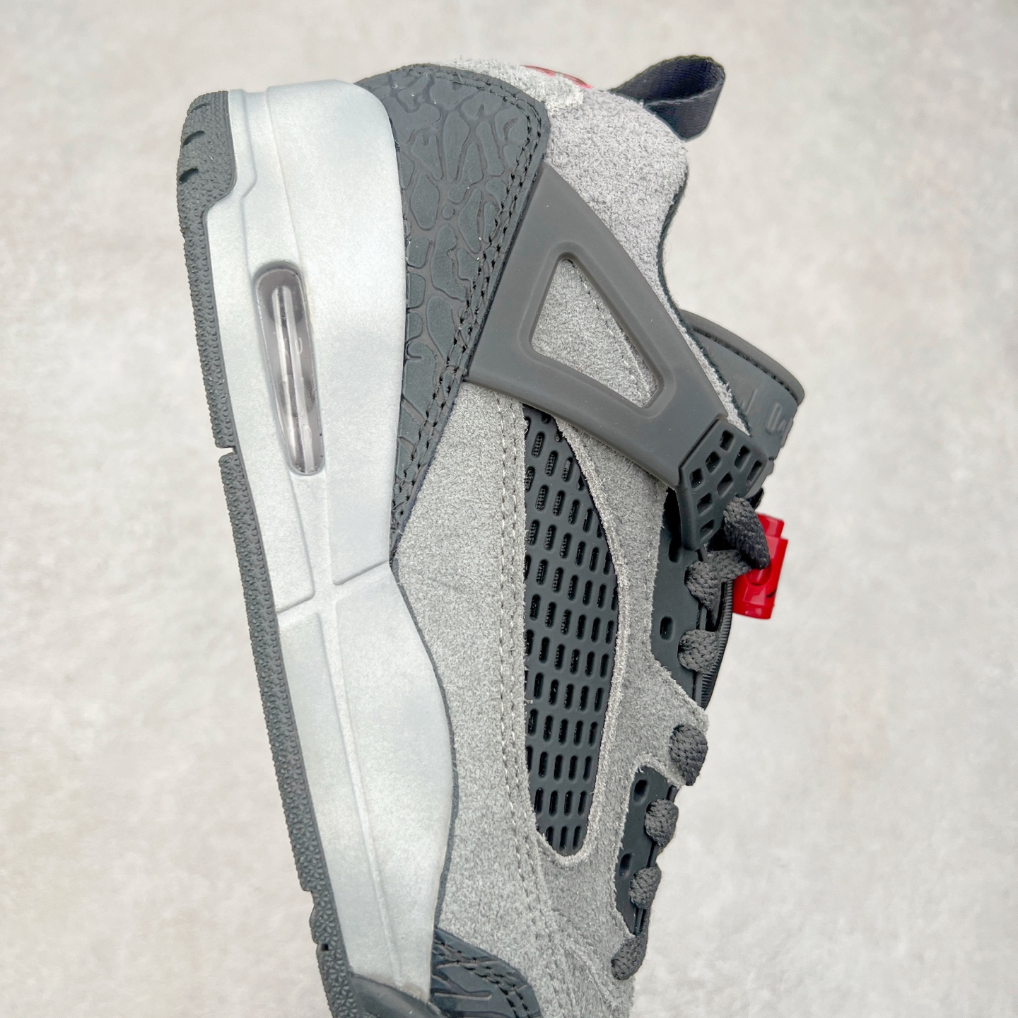 图片[6]-Jordan Spizike Low AJ复古低帮篮球鞋 这款鞋子著名导演斯派克李的Jordan Spizike专属 预计于明年夏季推出全新低帮版本 将包括三款配色 经典爆裂纹非常复古 两款配色分别以大学红和黑曜石蓝进行区分 鞋身设计中依旧带有大象爆裂纹、鞋侧束带、塑胶网布等经典元素 之后 在鞋舌、内衬以及鞋底等位置缀以大学红和黑曜石蓝搭配 带来全新造型 尺码：36 36.5 37.5 38 38.5 39 40 40.5 41 42 42.5 43 44 44.5 45 46 47.5-选品中心