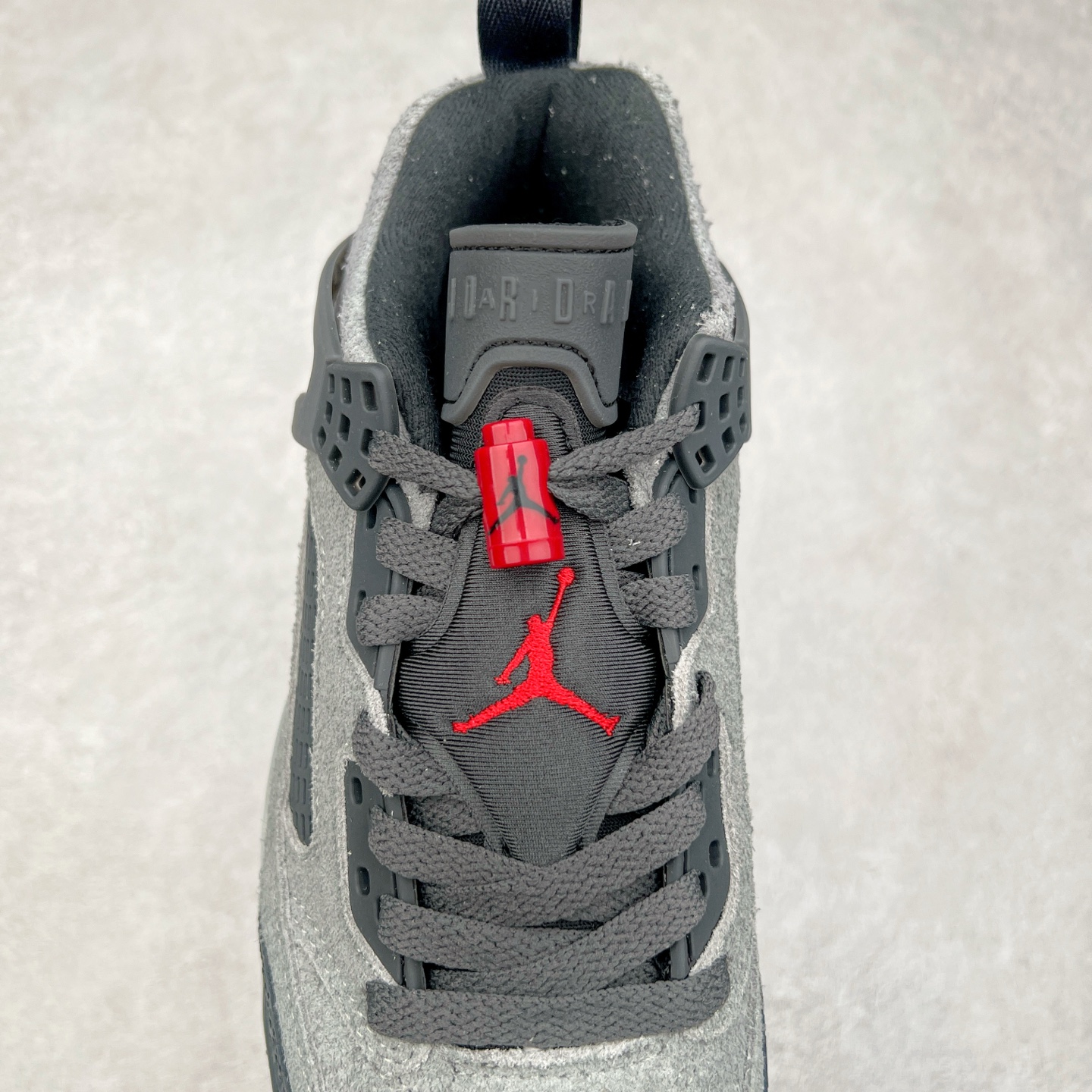 图片[5]-Jordan Spizike Low AJ复古低帮篮球鞋 这款鞋子著名导演斯派克李的Jordan Spizike专属 预计于明年夏季推出全新低帮版本 将包括三款配色 经典爆裂纹非常复古 两款配色分别以大学红和黑曜石蓝进行区分 鞋身设计中依旧带有大象爆裂纹、鞋侧束带、塑胶网布等经典元素 之后 在鞋舌、内衬以及鞋底等位置缀以大学红和黑曜石蓝搭配 带来全新造型 尺码：36 36.5 37.5 38 38.5 39 40 40.5 41 42 42.5 43 44 44.5 45 46 47.5-选品中心