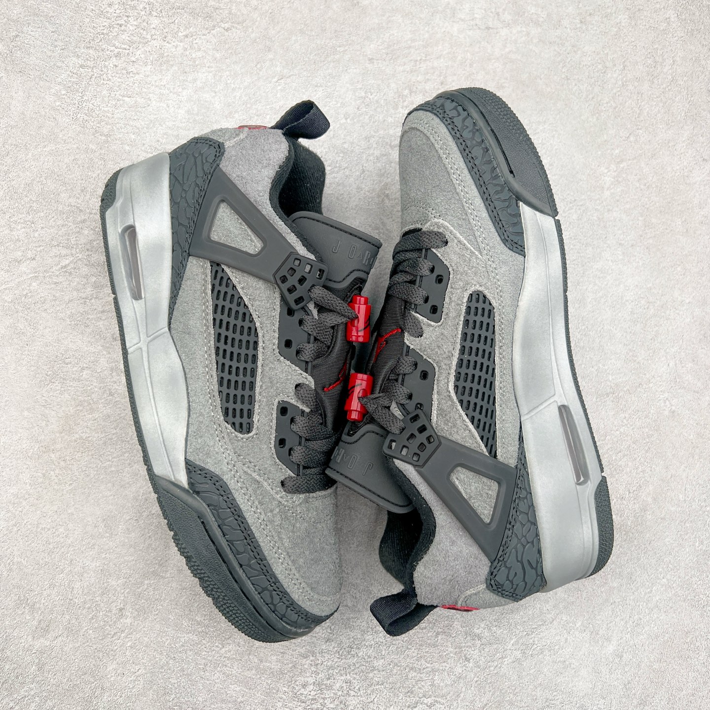 图片[3]-Jordan Spizike Low AJ复古低帮篮球鞋 这款鞋子著名导演斯派克李的Jordan Spizike专属 预计于明年夏季推出全新低帮版本 将包括三款配色 经典爆裂纹非常复古 两款配色分别以大学红和黑曜石蓝进行区分 鞋身设计中依旧带有大象爆裂纹、鞋侧束带、塑胶网布等经典元素 之后 在鞋舌、内衬以及鞋底等位置缀以大学红和黑曜石蓝搭配 带来全新造型 尺码：36 36.5 37.5 38 38.5 39 40 40.5 41 42 42.5 43 44 44.5 45 46 47.5-选品中心