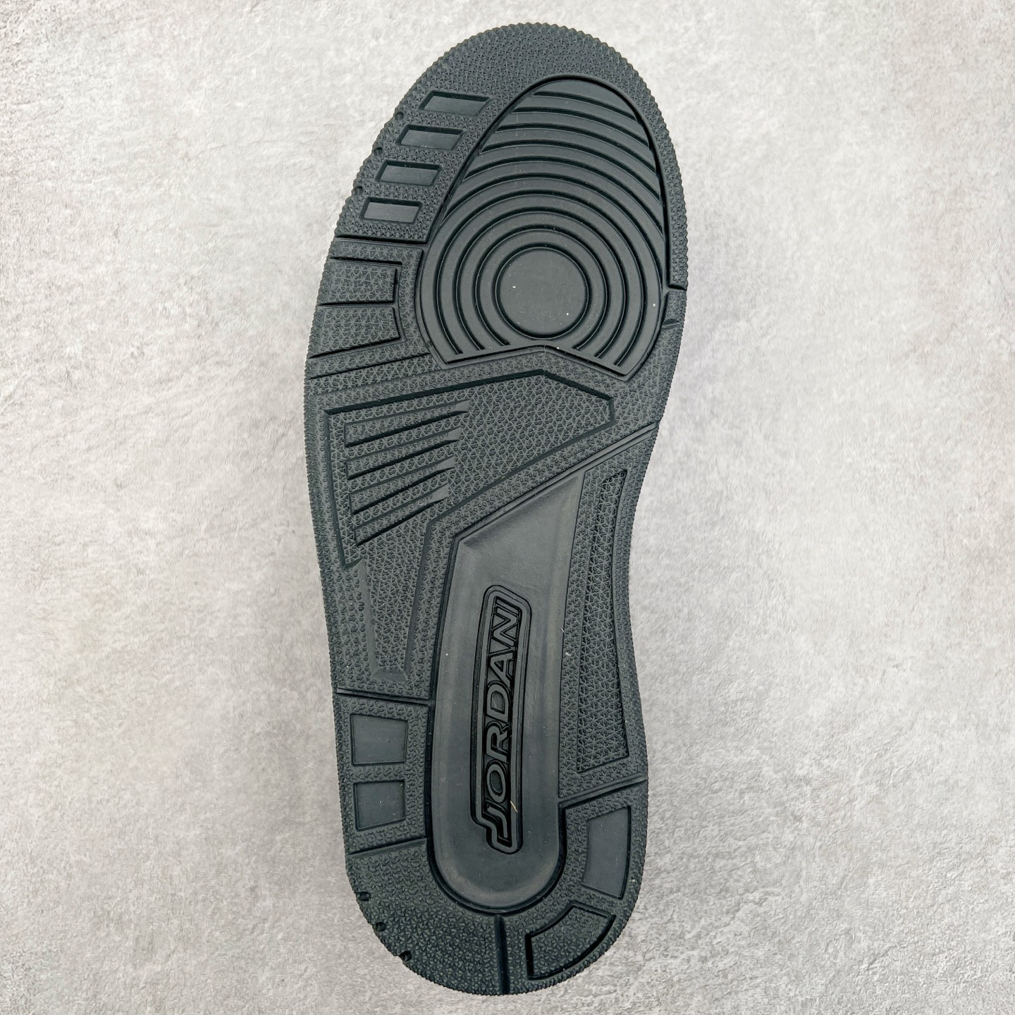 图片[9]-Jordan Spizike Low AJ复古低帮篮球鞋 这款鞋子著名导演斯派克李的Jordan Spizike专属 预计于明年夏季推出全新低帮版本 将包括三款配色 经典爆裂纹非常复古 两款配色分别以大学红和黑曜石蓝进行区分 鞋身设计中依旧带有大象爆裂纹、鞋侧束带、塑胶网布等经典元素 之后 在鞋舌、内衬以及鞋底等位置缀以大学红和黑曜石蓝搭配 带来全新造型 尺码：36 36.5 37.5 38 38.5 39 40 40.5 41 42 42.5 43 44 44.5 45 46 47.5-选品中心