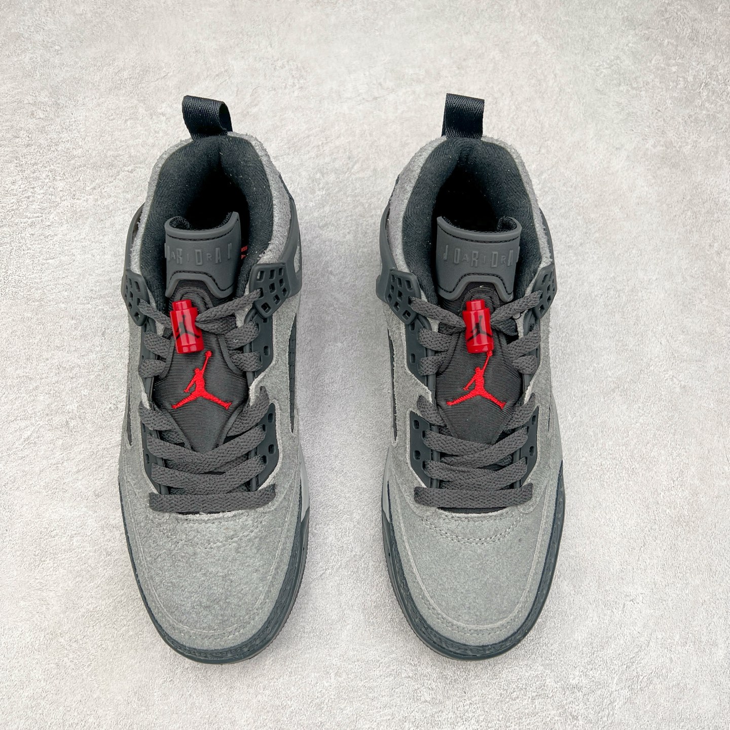 图片[2]-Jordan Spizike Low AJ复古低帮篮球鞋 这款鞋子著名导演斯派克李的Jordan Spizike专属 预计于明年夏季推出全新低帮版本 将包括三款配色 经典爆裂纹非常复古 两款配色分别以大学红和黑曜石蓝进行区分 鞋身设计中依旧带有大象爆裂纹、鞋侧束带、塑胶网布等经典元素 之后 在鞋舌、内衬以及鞋底等位置缀以大学红和黑曜石蓝搭配 带来全新造型 尺码：36 36.5 37.5 38 38.5 39 40 40.5 41 42 42.5 43 44 44.5 45 46 47.5-选品中心