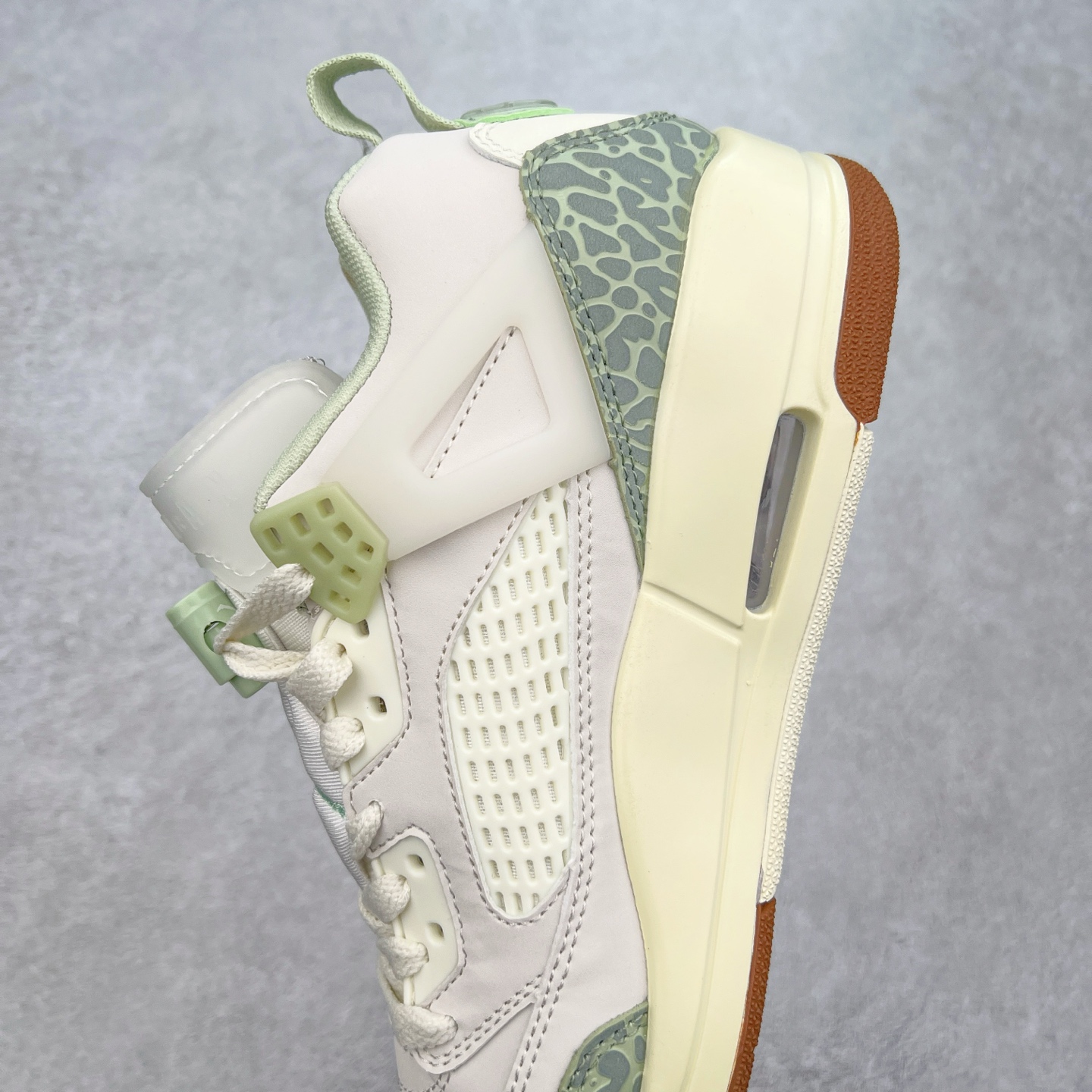 图片[7]-Jordan Spizike Low AJ复古低帮篮球鞋 这款鞋子著名导演斯派克李的Jordan Spizike专属 预计于明年夏季推出全新低帮版本 将包括三款配色 经典爆裂纹非常复古 两款配色分别以大学红和黑曜石蓝进行区分 鞋身设计中依旧带有大象爆裂纹、鞋侧束带、塑胶网布等经典元素 之后 在鞋舌、内衬以及鞋底等位置缀以大学红和黑曜石蓝搭配 带来全新造型 尺码：36 36.5 37.5 38 38.5 39 40 40.5 41 42 42.5 43 44 44.5 45 46 47.5-选品中心