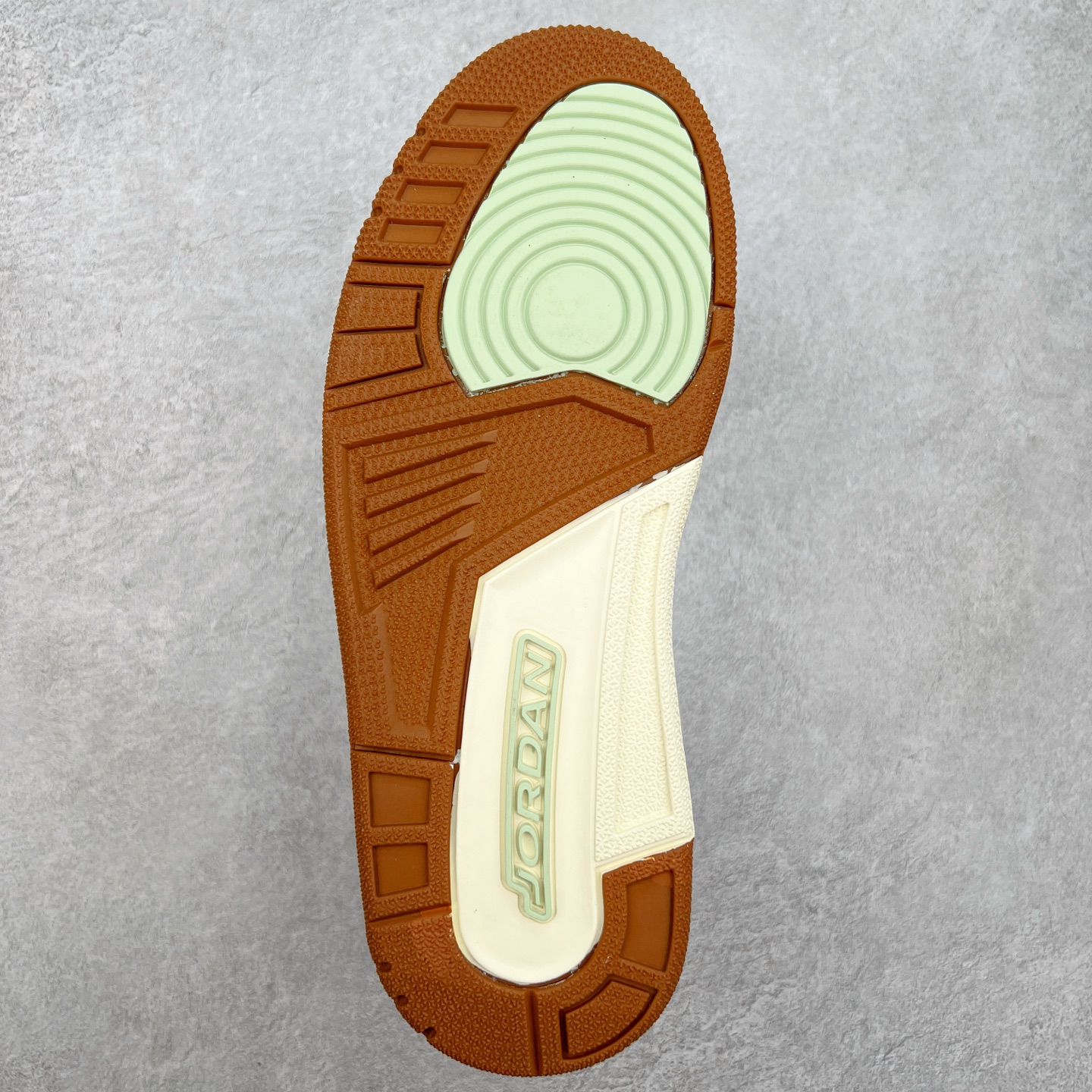 图片[9]-Jordan Spizike Low AJ复古低帮篮球鞋 这款鞋子著名导演斯派克李的Jordan Spizike专属 预计于明年夏季推出全新低帮版本 将包括三款配色 经典爆裂纹非常复古 两款配色分别以大学红和黑曜石蓝进行区分 鞋身设计中依旧带有大象爆裂纹、鞋侧束带、塑胶网布等经典元素 之后 在鞋舌、内衬以及鞋底等位置缀以大学红和黑曜石蓝搭配 带来全新造型 尺码：36 36.5 37.5 38 38.5 39 40 40.5 41 42 42.5 43 44 44.5 45 46 47.5-选品中心