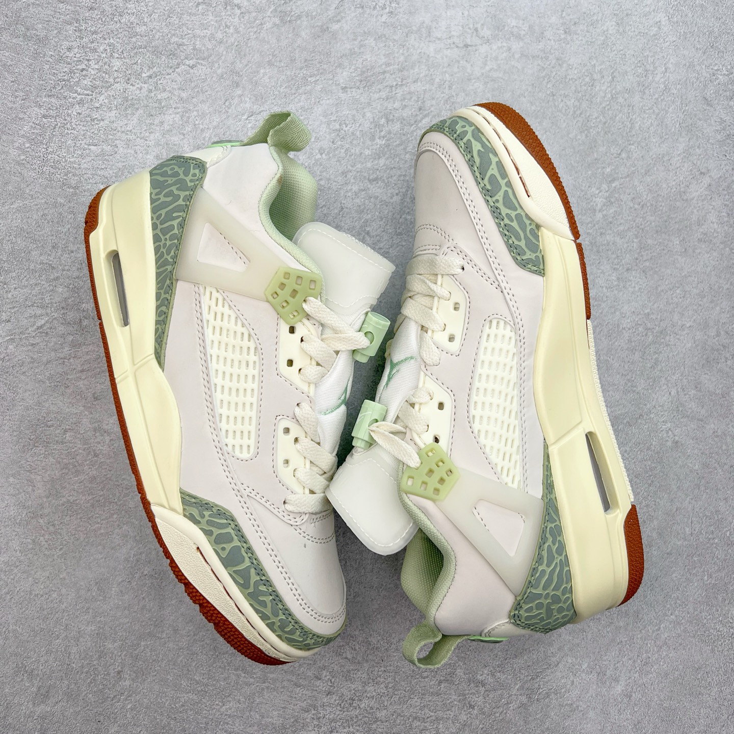 图片[3]-Jordan Spizike Low AJ复古低帮篮球鞋 这款鞋子著名导演斯派克李的Jordan Spizike专属 预计于明年夏季推出全新低帮版本 将包括三款配色 经典爆裂纹非常复古 两款配色分别以大学红和黑曜石蓝进行区分 鞋身设计中依旧带有大象爆裂纹、鞋侧束带、塑胶网布等经典元素 之后 在鞋舌、内衬以及鞋底等位置缀以大学红和黑曜石蓝搭配 带来全新造型 尺码：36 36.5 37.5 38 38.5 39 40 40.5 41 42 42.5 43 44 44.5 45 46 47.5-选品中心