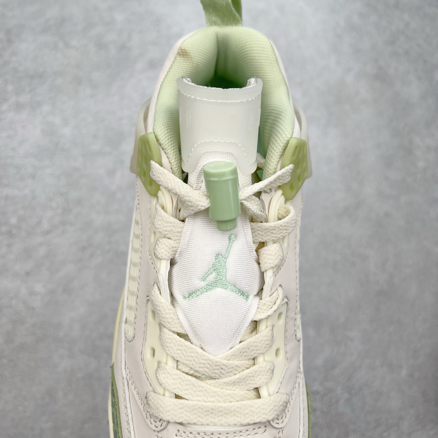 图片[5]-Jordan Spizike Low AJ复古低帮篮球鞋 这款鞋子著名导演斯派克李的Jordan Spizike专属 预计于明年夏季推出全新低帮版本 将包括三款配色 经典爆裂纹非常复古 两款配色分别以大学红和黑曜石蓝进行区分 鞋身设计中依旧带有大象爆裂纹、鞋侧束带、塑胶网布等经典元素 之后 在鞋舌、内衬以及鞋底等位置缀以大学红和黑曜石蓝搭配 带来全新造型 尺码：36 36.5 37.5 38 38.5 39 40 40.5 41 42 42.5 43 44 44.5 45 46 47.5-选品中心