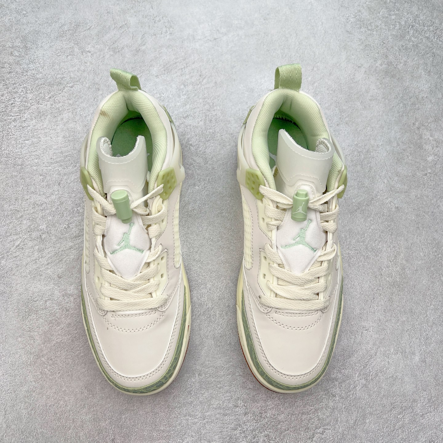 图片[2]-Jordan Spizike Low AJ复古低帮篮球鞋 这款鞋子著名导演斯派克李的Jordan Spizike专属 预计于明年夏季推出全新低帮版本 将包括三款配色 经典爆裂纹非常复古 两款配色分别以大学红和黑曜石蓝进行区分 鞋身设计中依旧带有大象爆裂纹、鞋侧束带、塑胶网布等经典元素 之后 在鞋舌、内衬以及鞋底等位置缀以大学红和黑曜石蓝搭配 带来全新造型 尺码：36 36.5 37.5 38 38.5 39 40 40.5 41 42 42.5 43 44 44.5 45 46 47.5-选品中心