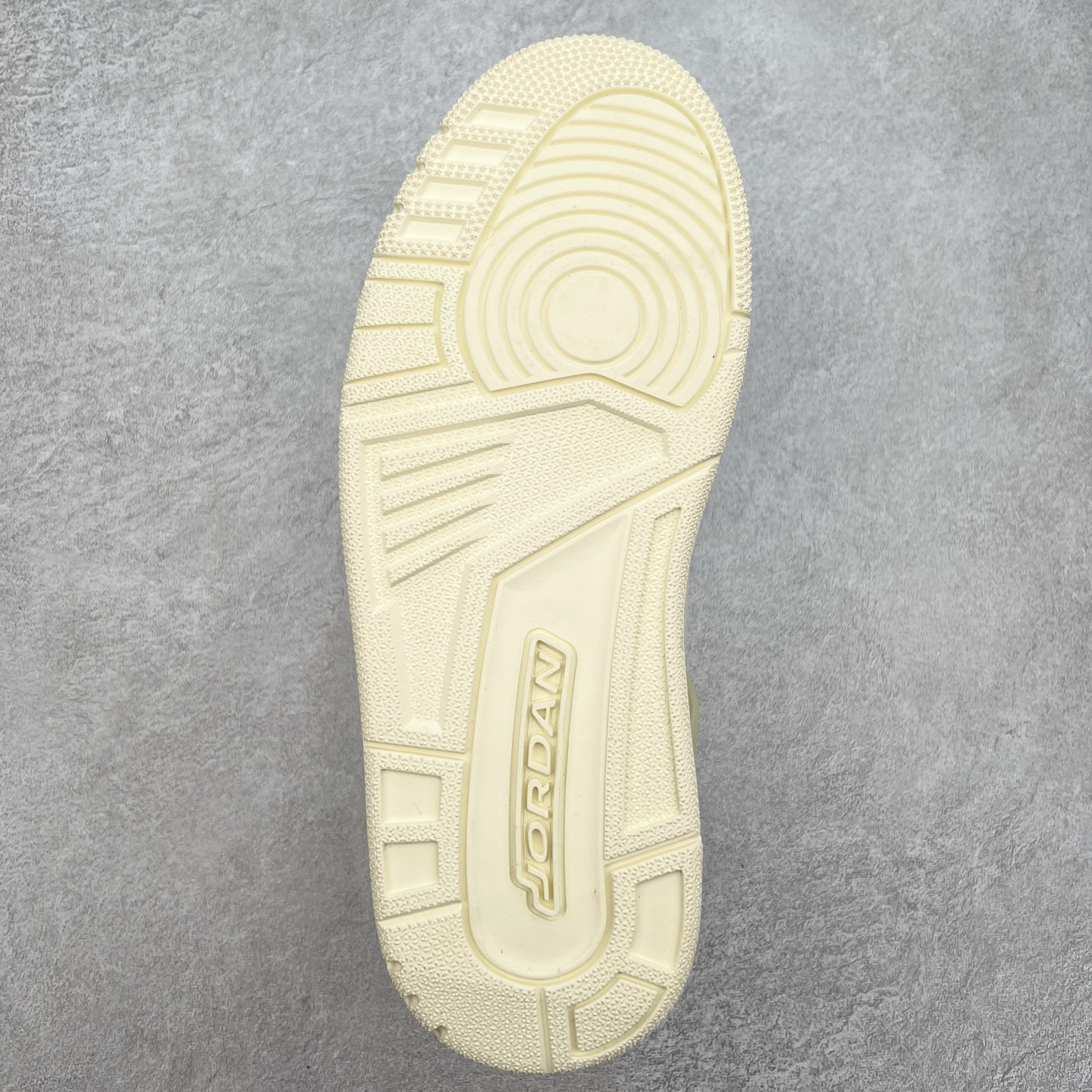 图片[9]-Jordan Spizike Low AJ复古低帮篮球鞋 这款鞋子著名导演斯派克李的Jordan Spizike专属 预计于明年夏季推出全新低帮版本 将包括三款配色 经典爆裂纹非常复古 两款配色分别以大学红和黑曜石蓝进行区分 鞋身设计中依旧带有大象爆裂纹、鞋侧束带、塑胶网布等经典元素 之后 在鞋舌、内衬以及鞋底等位置缀以大学红和黑曜石蓝搭配 带来全新造型 尺码：36 36.5 37.5 38 38.5 39 40 40.5 41 42 42.5 43 44 44.5 45 46 47.5-选品中心