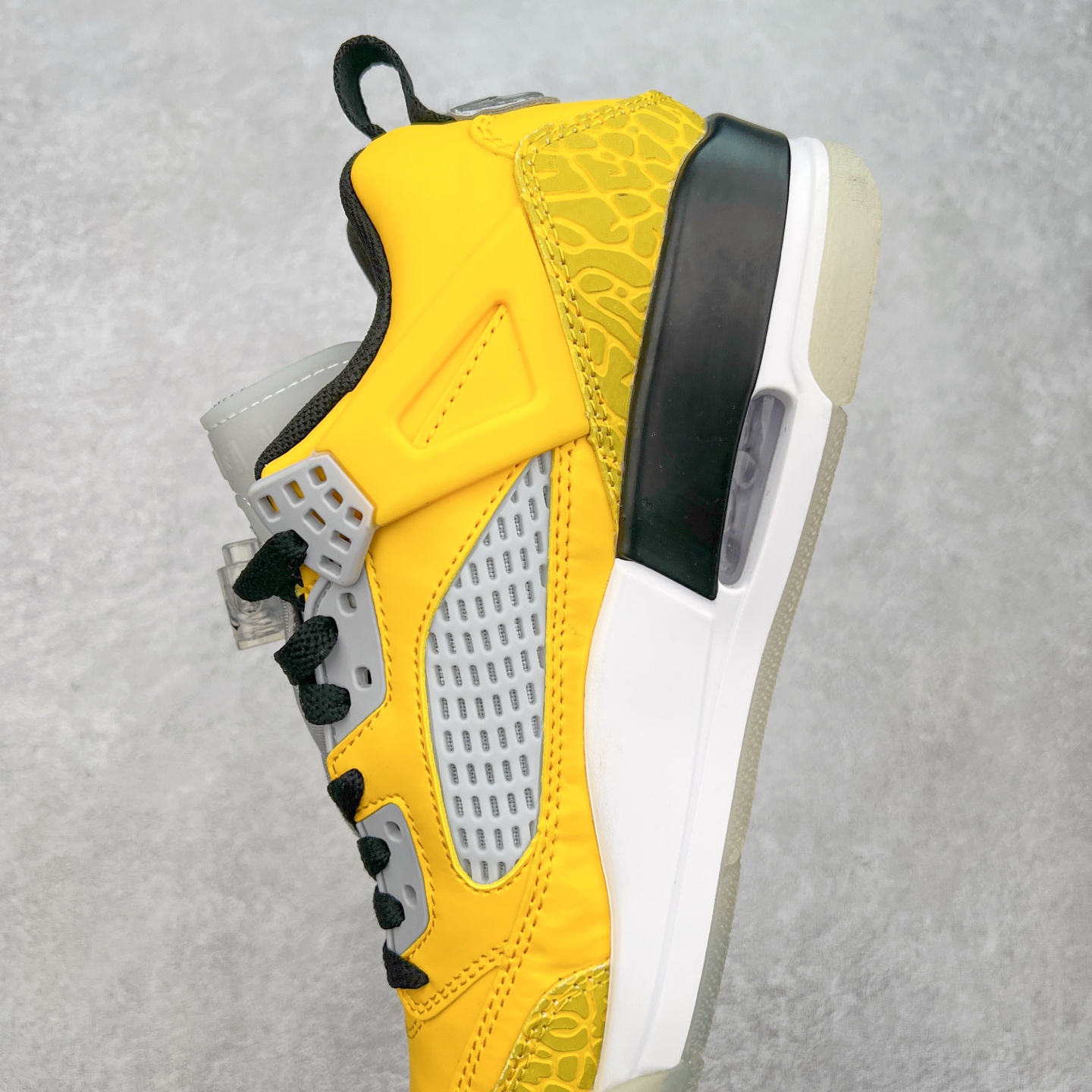 图片[7]-Jordan Spizike Low AJ复古低帮篮球鞋 这款鞋子著名导演斯派克李的Jordan Spizike专属 预计于明年夏季推出全新低帮版本 将包括三款配色 经典爆裂纹非常复古 两款配色分别以大学红和黑曜石蓝进行区分 鞋身设计中依旧带有大象爆裂纹、鞋侧束带、塑胶网布等经典元素 之后 在鞋舌、内衬以及鞋底等位置缀以大学红和黑曜石蓝搭配 带来全新造型 尺码：36 36.5 37.5 38 38.5 39 40 40.5 41 42 42.5 43 44 44.5 45 46 47.5-选品中心