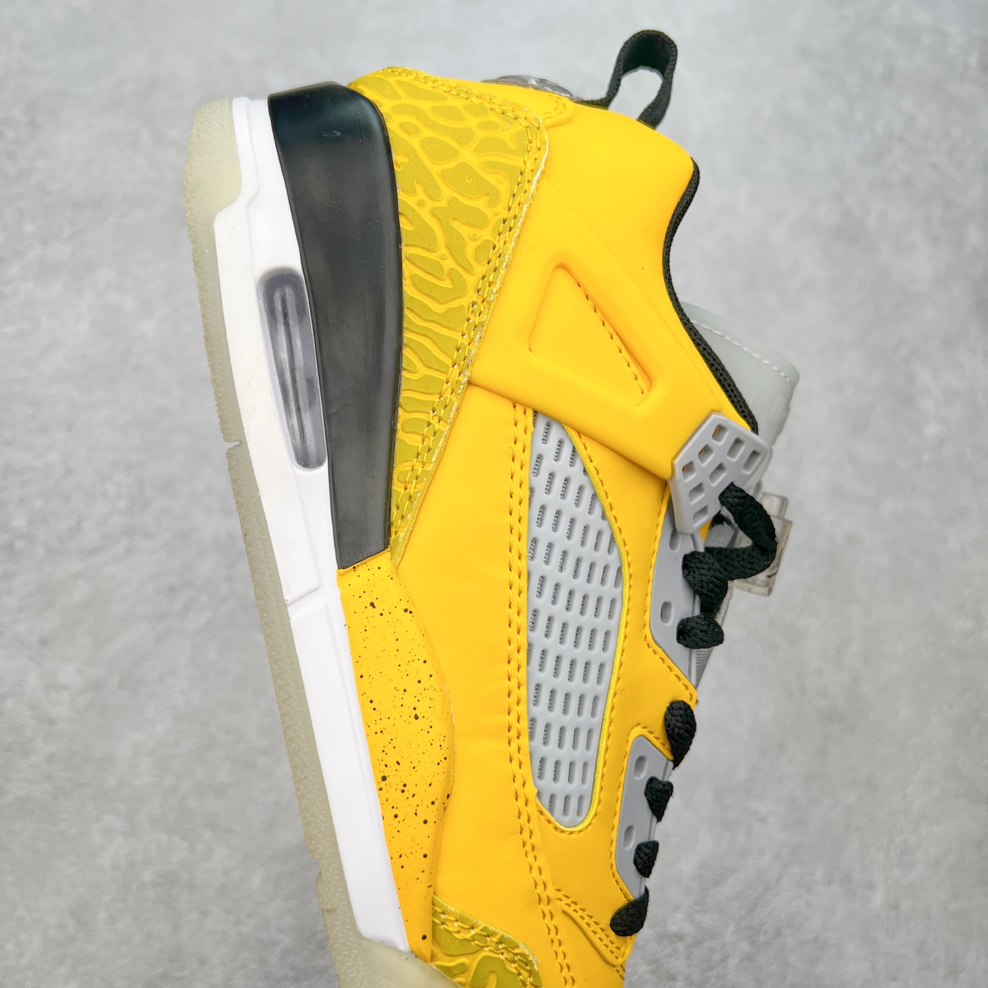 图片[6]-Jordan Spizike Low AJ复古低帮篮球鞋 这款鞋子著名导演斯派克李的Jordan Spizike专属 预计于明年夏季推出全新低帮版本 将包括三款配色 经典爆裂纹非常复古 两款配色分别以大学红和黑曜石蓝进行区分 鞋身设计中依旧带有大象爆裂纹、鞋侧束带、塑胶网布等经典元素 之后 在鞋舌、内衬以及鞋底等位置缀以大学红和黑曜石蓝搭配 带来全新造型 尺码：36 36.5 37.5 38 38.5 39 40 40.5 41 42 42.5 43 44 44.5 45 46 47.5-选品中心