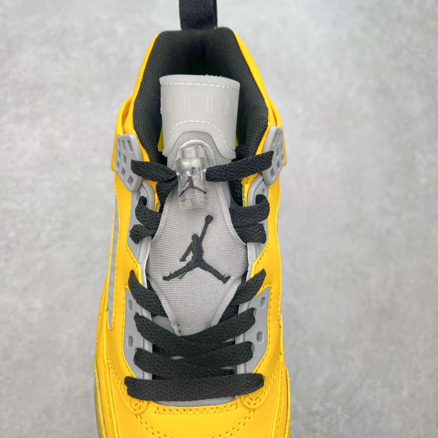 图片[5]-Jordan Spizike Low AJ复古低帮篮球鞋 这款鞋子著名导演斯派克李的Jordan Spizike专属 预计于明年夏季推出全新低帮版本 将包括三款配色 经典爆裂纹非常复古 两款配色分别以大学红和黑曜石蓝进行区分 鞋身设计中依旧带有大象爆裂纹、鞋侧束带、塑胶网布等经典元素 之后 在鞋舌、内衬以及鞋底等位置缀以大学红和黑曜石蓝搭配 带来全新造型 尺码：36 36.5 37.5 38 38.5 39 40 40.5 41 42 42.5 43 44 44.5 45 46 47.5-选品中心