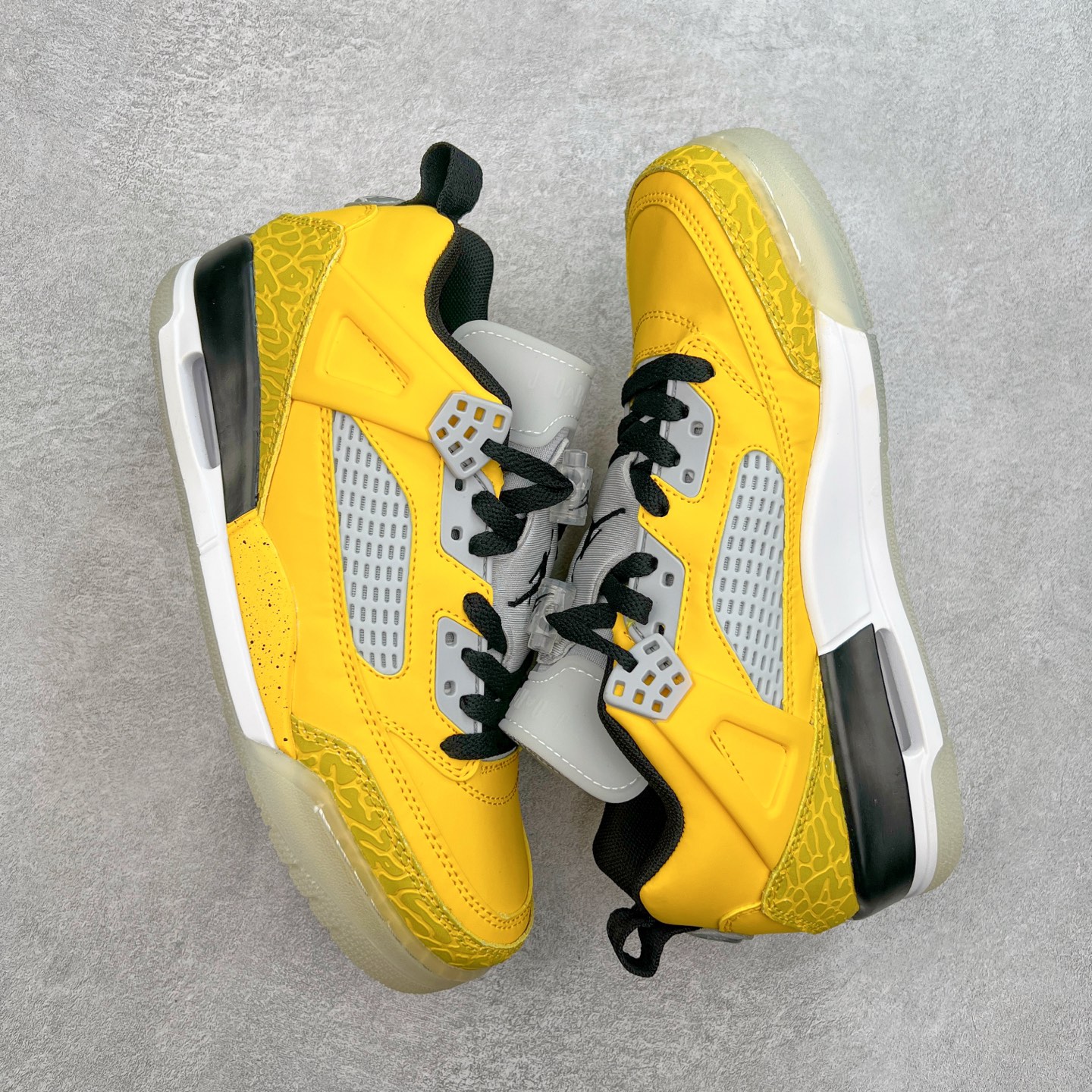 图片[3]-Jordan Spizike Low AJ复古低帮篮球鞋 这款鞋子著名导演斯派克李的Jordan Spizike专属 预计于明年夏季推出全新低帮版本 将包括三款配色 经典爆裂纹非常复古 两款配色分别以大学红和黑曜石蓝进行区分 鞋身设计中依旧带有大象爆裂纹、鞋侧束带、塑胶网布等经典元素 之后 在鞋舌、内衬以及鞋底等位置缀以大学红和黑曜石蓝搭配 带来全新造型 尺码：36 36.5 37.5 38 38.5 39 40 40.5 41 42 42.5 43 44 44.5 45 46 47.5-选品中心