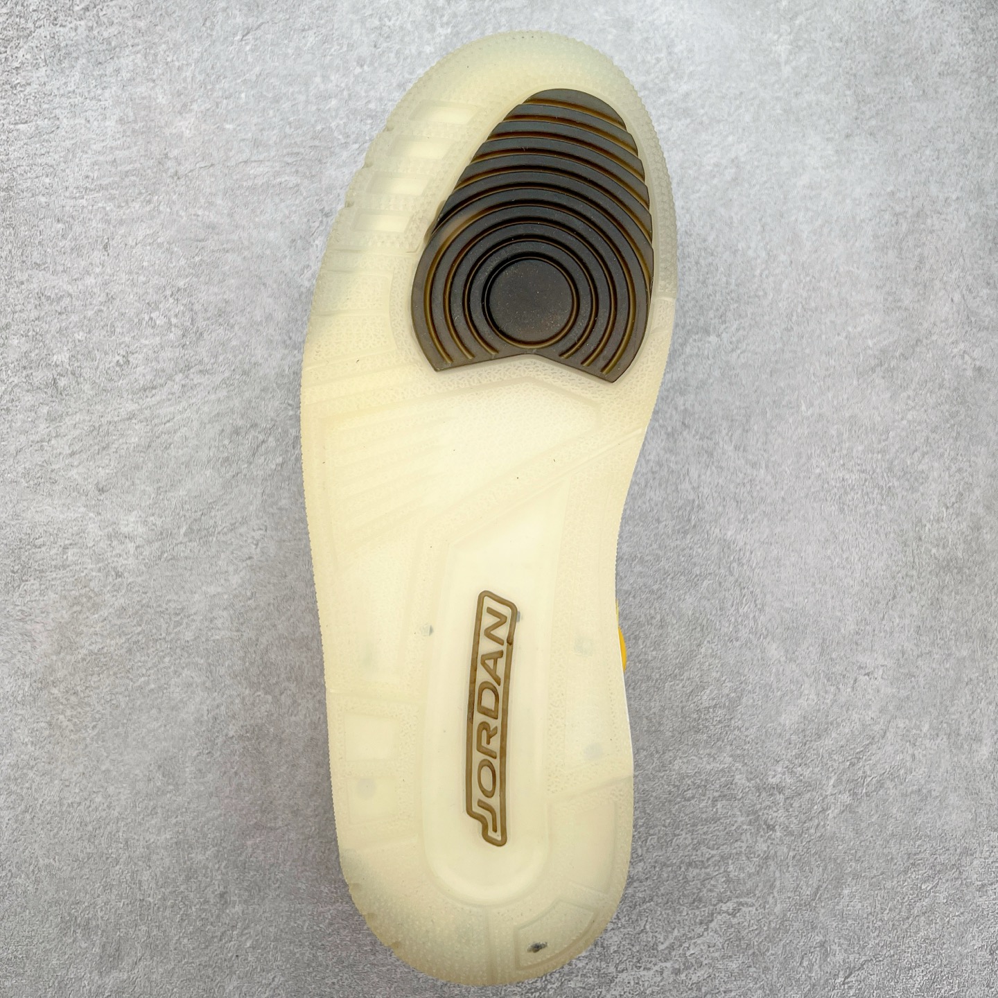 图片[9]-Jordan Spizike Low AJ复古低帮篮球鞋 这款鞋子著名导演斯派克李的Jordan Spizike专属 预计于明年夏季推出全新低帮版本 将包括三款配色 经典爆裂纹非常复古 两款配色分别以大学红和黑曜石蓝进行区分 鞋身设计中依旧带有大象爆裂纹、鞋侧束带、塑胶网布等经典元素 之后 在鞋舌、内衬以及鞋底等位置缀以大学红和黑曜石蓝搭配 带来全新造型 尺码：36 36.5 37.5 38 38.5 39 40 40.5 41 42 42.5 43 44 44.5 45 46 47.5-选品中心