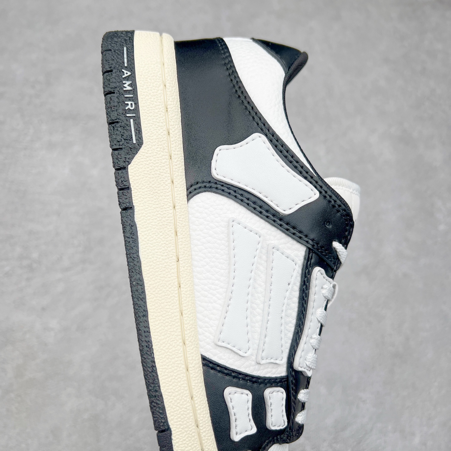 图片[6]-＃莞产 Amiri 埃米尔 Skeleton Low-Skel top Sneakers 骨骼系列情侣鞋 当潮顶流产品 众星上脚 低帮运动休闲板鞋 正确骨头形状 鞋舌外翻细节 头层牛皮双层加厚鞋面 鞋帮侧面骨头采用两张牛皮贴合处理 立体感更好 皮料切口均油边处理 定制金属LOGO铭牌及吊牌 并配有官方购物袋尽显高端大气 尺码 35 36 37 38 39 40 41 42 43 44 45-选品中心