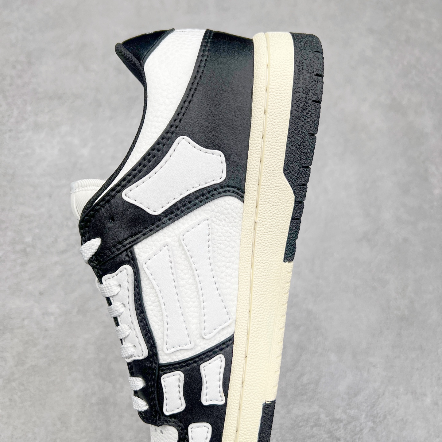 图片[7]-＃莞产 Amiri 埃米尔 Skeleton Low-Skel top Sneakers 骨骼系列情侣鞋 当潮顶流产品 众星上脚 低帮运动休闲板鞋 正确骨头形状 鞋舌外翻细节 头层牛皮双层加厚鞋面 鞋帮侧面骨头采用两张牛皮贴合处理 立体感更好 皮料切口均油边处理 定制金属LOGO铭牌及吊牌 并配有官方购物袋尽显高端大气 尺码 35 36 37 38 39 40 41 42 43 44 45-选品中心