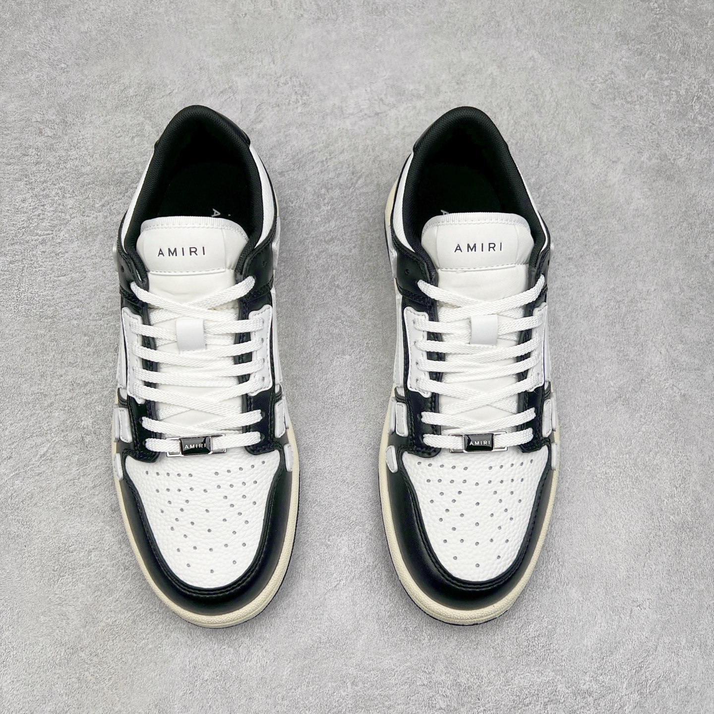 图片[2]-＃莞产 Amiri 埃米尔 Skeleton Low-Skel top Sneakers 骨骼系列情侣鞋 当潮顶流产品 众星上脚 低帮运动休闲板鞋 正确骨头形状 鞋舌外翻细节 头层牛皮双层加厚鞋面 鞋帮侧面骨头采用两张牛皮贴合处理 立体感更好 皮料切口均油边处理 定制金属LOGO铭牌及吊牌 并配有官方购物袋尽显高端大气 尺码 35 36 37 38 39 40 41 42 43 44 45-选品中心