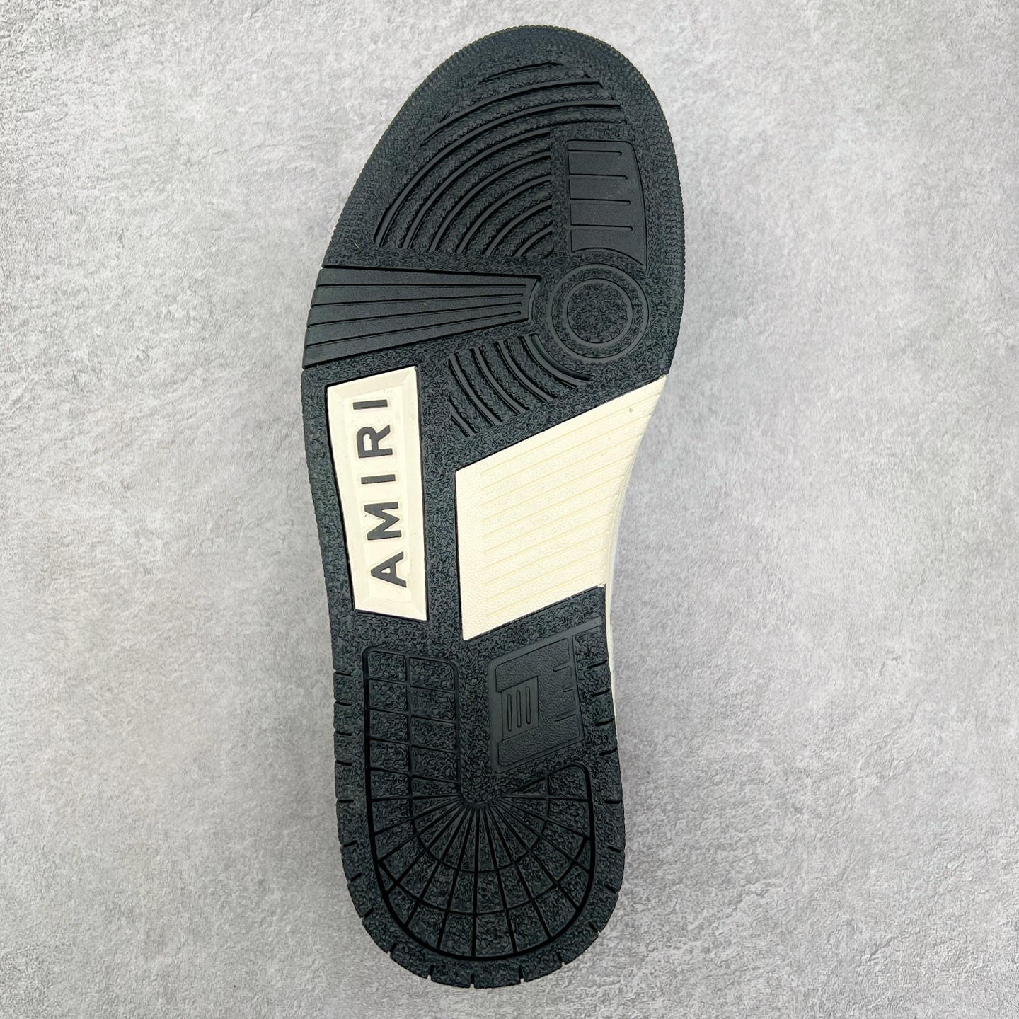 图片[9]-＃莞产 Amiri 埃米尔 Skeleton Low-Skel top Sneakers 骨骼系列情侣鞋 当潮顶流产品 众星上脚 低帮运动休闲板鞋 正确骨头形状 鞋舌外翻细节 头层牛皮双层加厚鞋面 鞋帮侧面骨头采用两张牛皮贴合处理 立体感更好 皮料切口均油边处理 定制金属LOGO铭牌及吊牌 并配有官方购物袋尽显高端大气 尺码 35 36 37 38 39 40 41 42 43 44 45-选品中心