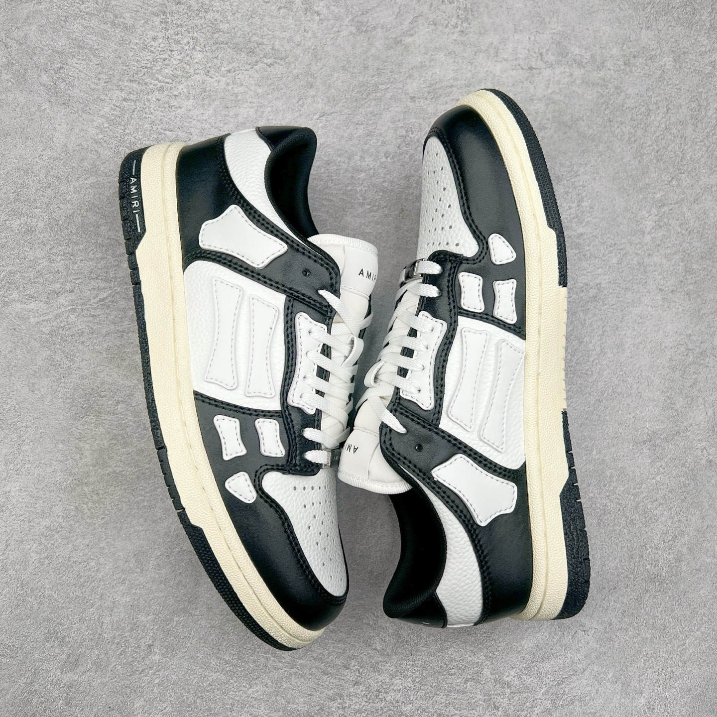 图片[3]-＃莞产 Amiri 埃米尔 Skeleton Low-Skel top Sneakers 骨骼系列情侣鞋 当潮顶流产品 众星上脚 低帮运动休闲板鞋 正确骨头形状 鞋舌外翻细节 头层牛皮双层加厚鞋面 鞋帮侧面骨头采用两张牛皮贴合处理 立体感更好 皮料切口均油边处理 定制金属LOGO铭牌及吊牌 并配有官方购物袋尽显高端大气 尺码 35 36 37 38 39 40 41 42 43 44 45-选品中心