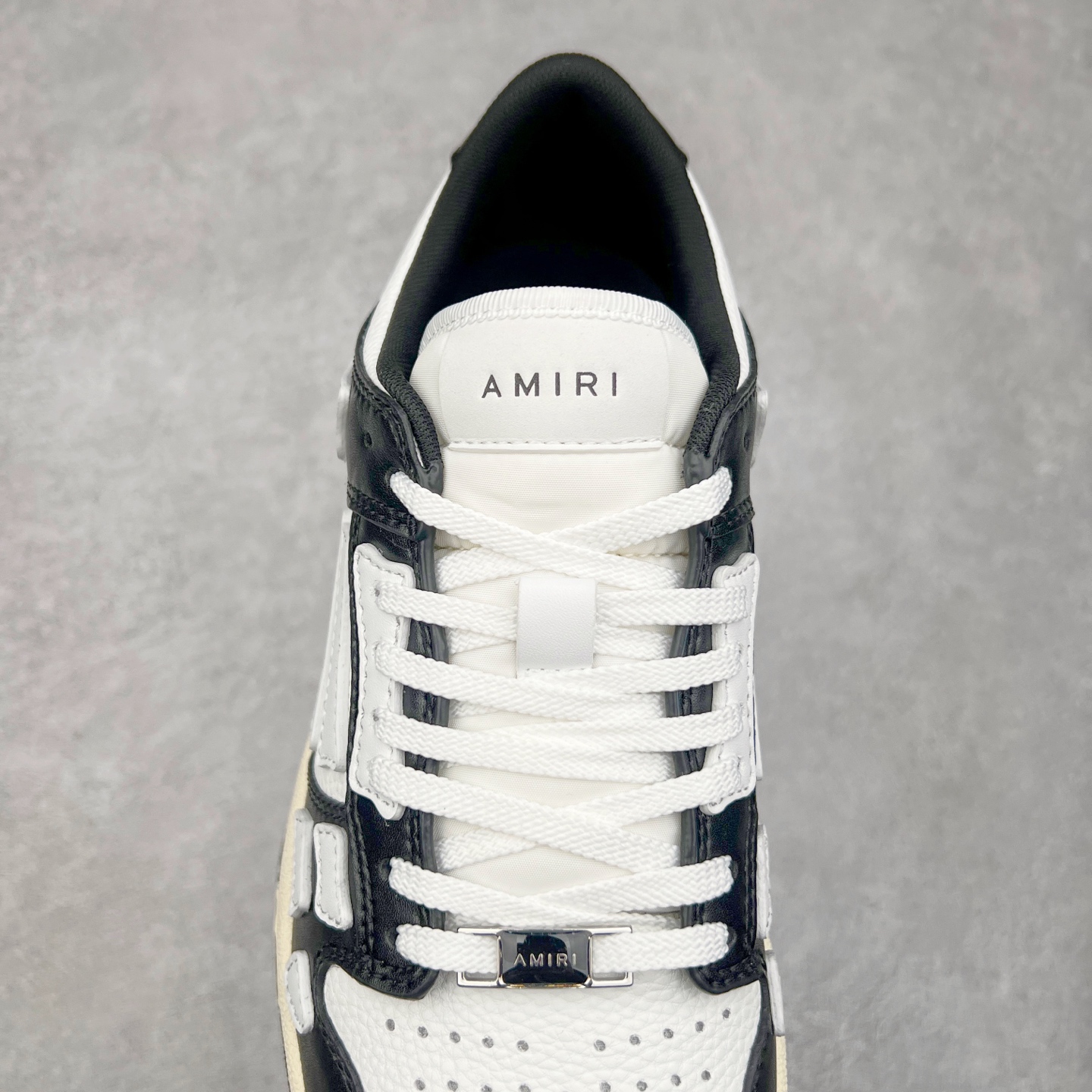 图片[5]-＃莞产 Amiri 埃米尔 Skeleton Low-Skel top Sneakers 骨骼系列情侣鞋 当潮顶流产品 众星上脚 低帮运动休闲板鞋 正确骨头形状 鞋舌外翻细节 头层牛皮双层加厚鞋面 鞋帮侧面骨头采用两张牛皮贴合处理 立体感更好 皮料切口均油边处理 定制金属LOGO铭牌及吊牌 并配有官方购物袋尽显高端大气 尺码 35 36 37 38 39 40 41 42 43 44 45-选品中心