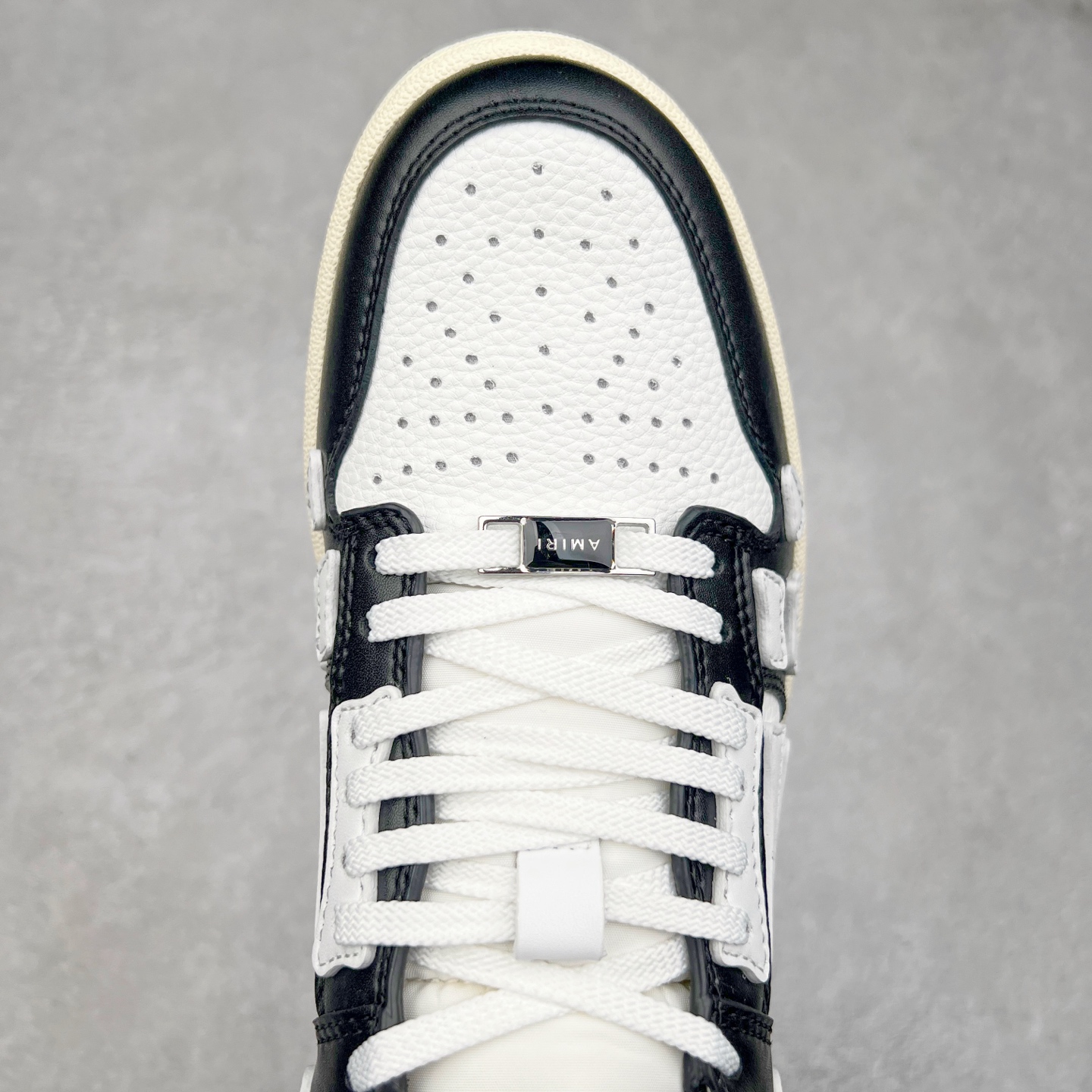 图片[4]-＃莞产 Amiri 埃米尔 Skeleton Low-Skel top Sneakers 骨骼系列情侣鞋 当潮顶流产品 众星上脚 低帮运动休闲板鞋 正确骨头形状 鞋舌外翻细节 头层牛皮双层加厚鞋面 鞋帮侧面骨头采用两张牛皮贴合处理 立体感更好 皮料切口均油边处理 定制金属LOGO铭牌及吊牌 并配有官方购物袋尽显高端大气 尺码 35 36 37 38 39 40 41 42 43 44 45-选品中心