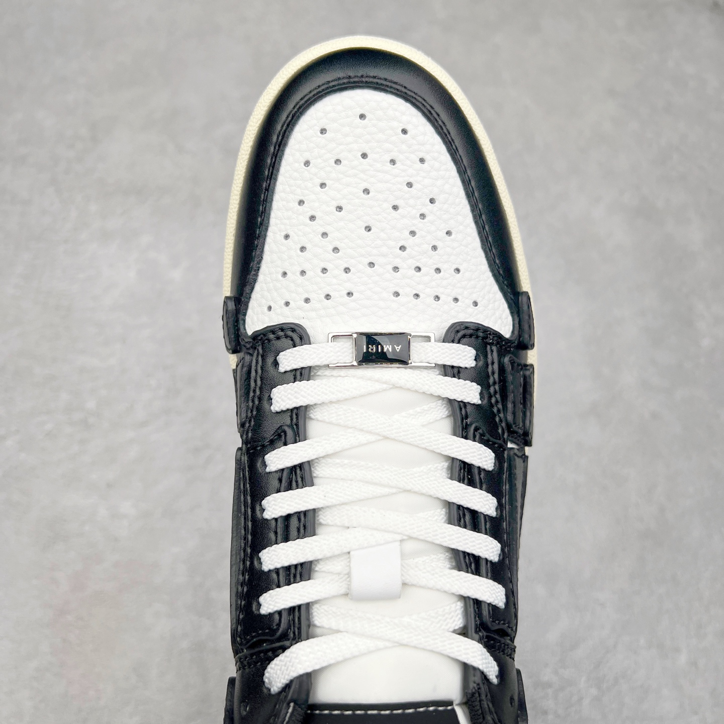 图片[4]-＃莞产 Amiri 埃米尔 Skeleton Low-Skel top Sneakers 骨骼系列情侣鞋 当潮顶流产品 众星上脚 低帮运动休闲板鞋 正确骨头形状 鞋舌外翻细节 头层牛皮双层加厚鞋面 鞋帮侧面骨头采用两张牛皮贴合处理 立体感更好 皮料切口均油边处理 定制金属LOGO铭牌及吊牌 并配有官方购物袋尽显高端大气 尺码 35 36 37 38 39 40 41 42 43 44 45-选品中心