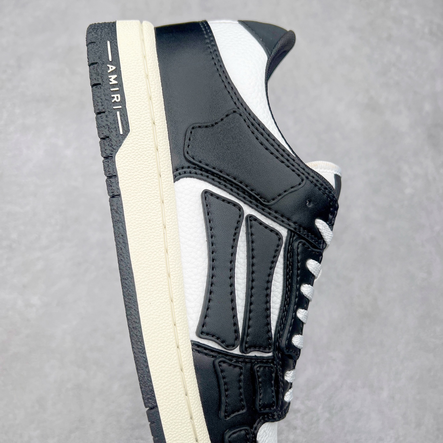 图片[6]-＃莞产 Amiri 埃米尔 Skeleton Low-Skel top Sneakers 骨骼系列情侣鞋 当潮顶流产品 众星上脚 低帮运动休闲板鞋 正确骨头形状 鞋舌外翻细节 头层牛皮双层加厚鞋面 鞋帮侧面骨头采用两张牛皮贴合处理 立体感更好 皮料切口均油边处理 定制金属LOGO铭牌及吊牌 并配有官方购物袋尽显高端大气 尺码 35 36 37 38 39 40 41 42 43 44 45-选品中心