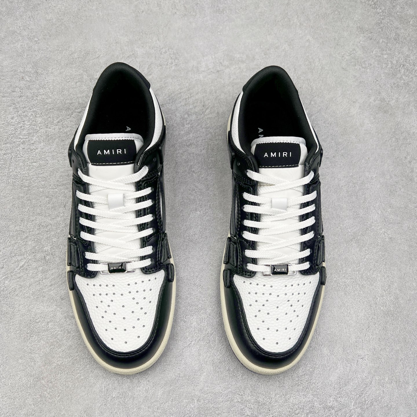 图片[2]-＃莞产 Amiri 埃米尔 Skeleton Low-Skel top Sneakers 骨骼系列情侣鞋 当潮顶流产品 众星上脚 低帮运动休闲板鞋 正确骨头形状 鞋舌外翻细节 头层牛皮双层加厚鞋面 鞋帮侧面骨头采用两张牛皮贴合处理 立体感更好 皮料切口均油边处理 定制金属LOGO铭牌及吊牌 并配有官方购物袋尽显高端大气 尺码 35 36 37 38 39 40 41 42 43 44 45-选品中心