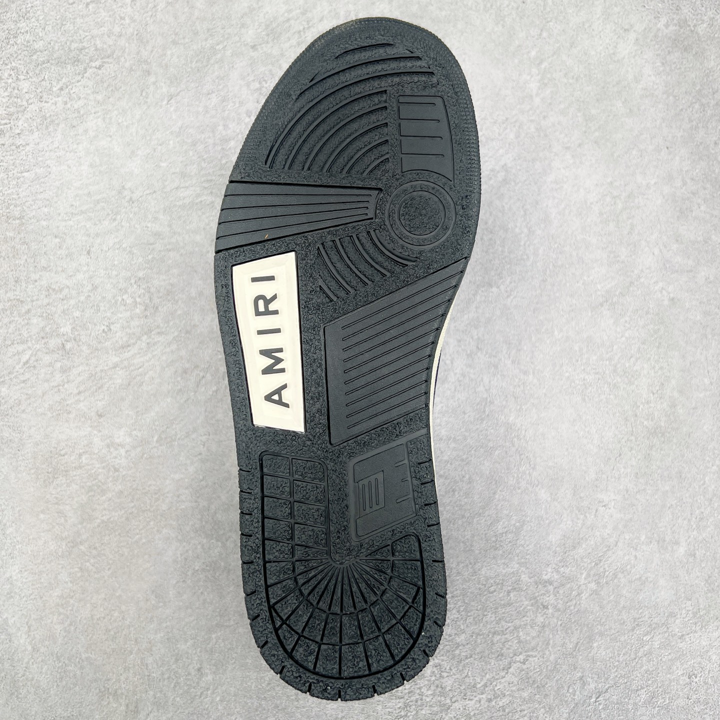 图片[9]-＃莞产 Amiri 埃米尔 Skeleton Low-Skel top Sneakers 骨骼系列情侣鞋 当潮顶流产品 众星上脚 低帮运动休闲板鞋 正确骨头形状 鞋舌外翻细节 头层牛皮双层加厚鞋面 鞋帮侧面骨头采用两张牛皮贴合处理 立体感更好 皮料切口均油边处理 定制金属LOGO铭牌及吊牌 并配有官方购物袋尽显高端大气 尺码 35 36 37 38 39 40 41 42 43 44 45-选品中心