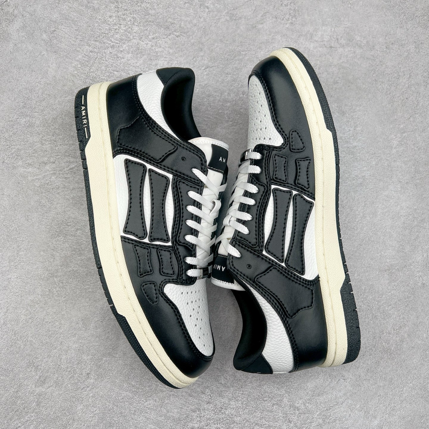 图片[3]-＃莞产 Amiri 埃米尔 Skeleton Low-Skel top Sneakers 骨骼系列情侣鞋 当潮顶流产品 众星上脚 低帮运动休闲板鞋 正确骨头形状 鞋舌外翻细节 头层牛皮双层加厚鞋面 鞋帮侧面骨头采用两张牛皮贴合处理 立体感更好 皮料切口均油边处理 定制金属LOGO铭牌及吊牌 并配有官方购物袋尽显高端大气 尺码 35 36 37 38 39 40 41 42 43 44 45-选品中心