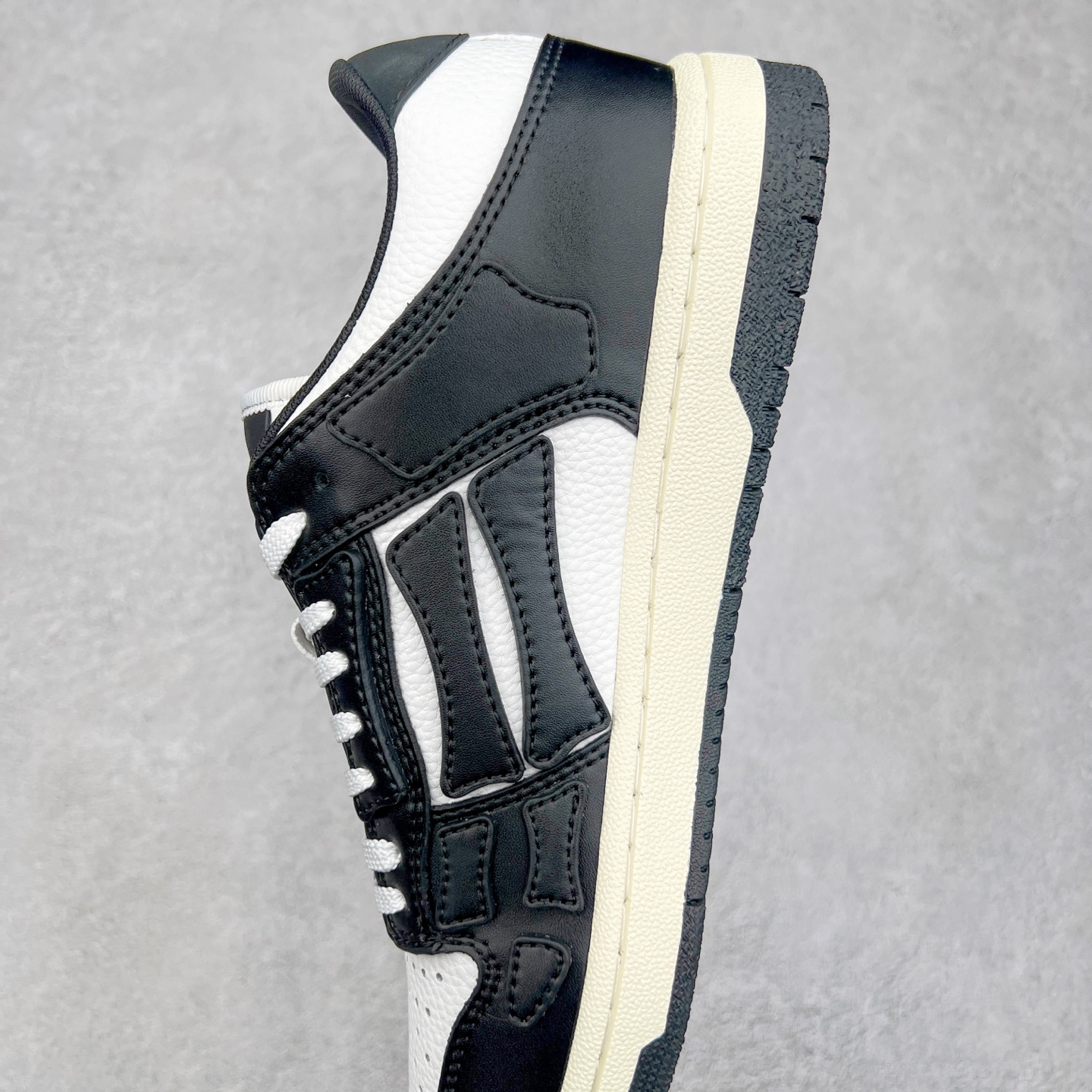 图片[7]-＃莞产 Amiri 埃米尔 Skeleton Low-Skel top Sneakers 骨骼系列情侣鞋 当潮顶流产品 众星上脚 低帮运动休闲板鞋 正确骨头形状 鞋舌外翻细节 头层牛皮双层加厚鞋面 鞋帮侧面骨头采用两张牛皮贴合处理 立体感更好 皮料切口均油边处理 定制金属LOGO铭牌及吊牌 并配有官方购物袋尽显高端大气 尺码 35 36 37 38 39 40 41 42 43 44 45-选品中心