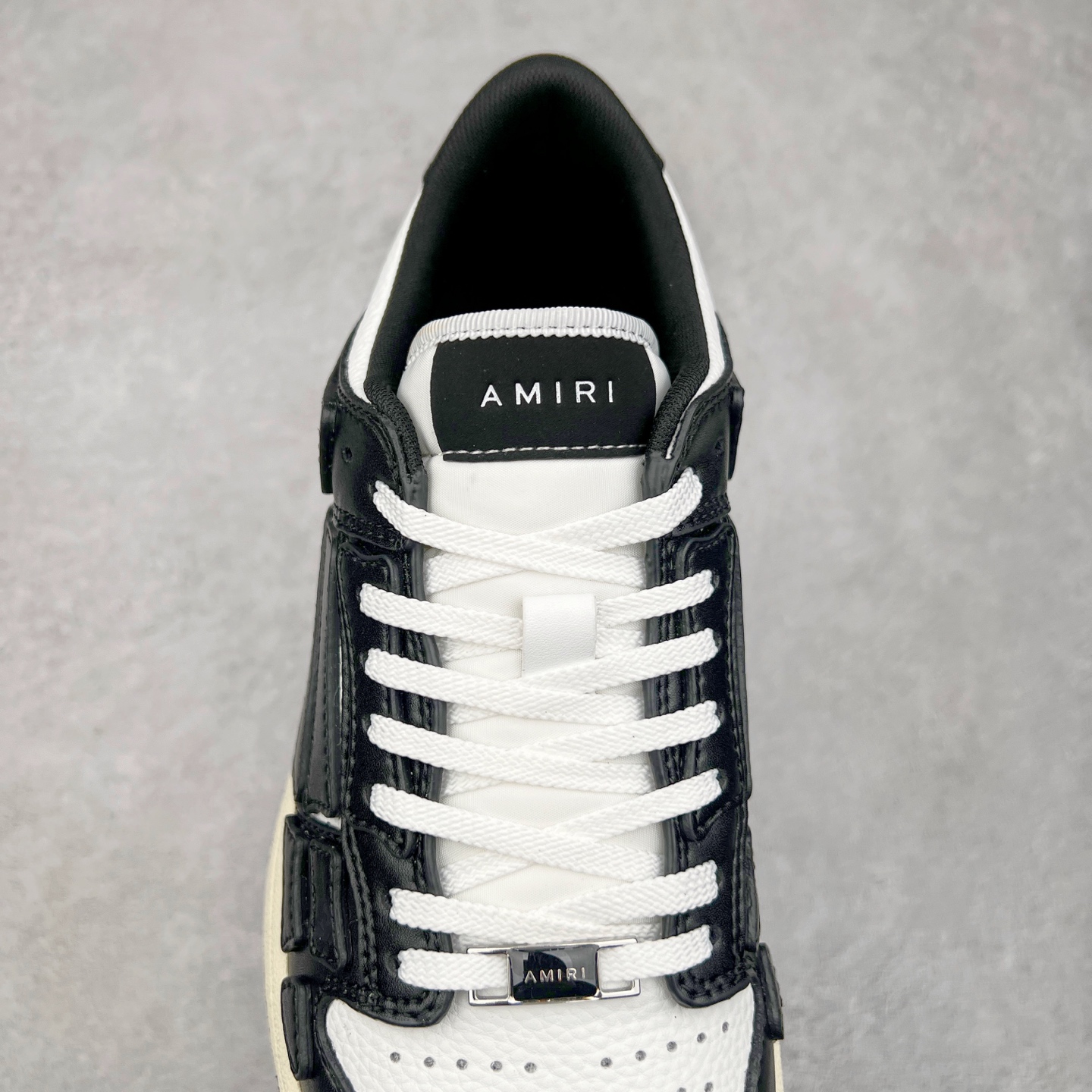 图片[5]-＃莞产 Amiri 埃米尔 Skeleton Low-Skel top Sneakers 骨骼系列情侣鞋 当潮顶流产品 众星上脚 低帮运动休闲板鞋 正确骨头形状 鞋舌外翻细节 头层牛皮双层加厚鞋面 鞋帮侧面骨头采用两张牛皮贴合处理 立体感更好 皮料切口均油边处理 定制金属LOGO铭牌及吊牌 并配有官方购物袋尽显高端大气 尺码 35 36 37 38 39 40 41 42 43 44 45-选品中心