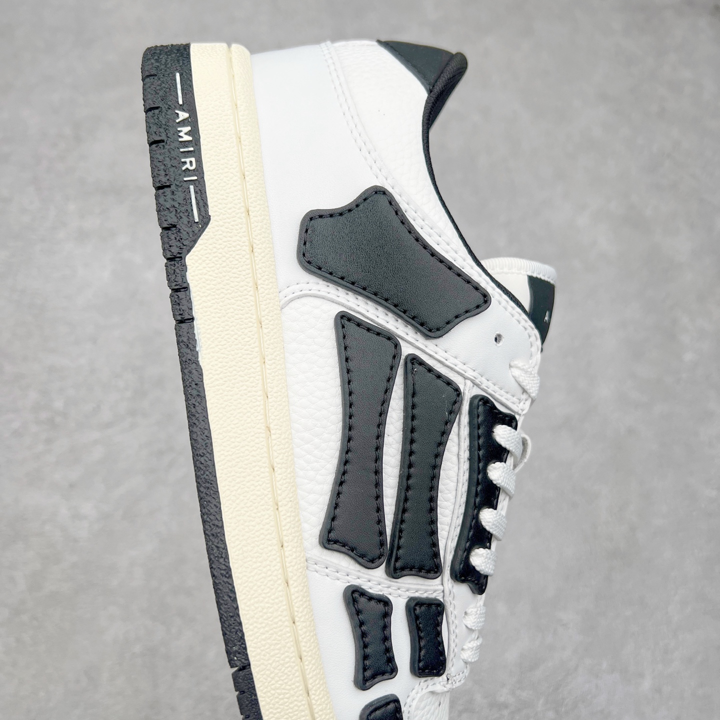 图片[6]-＃莞产 Amiri 埃米尔 Skeleton Low-Skel top Sneakers 骨骼系列情侣鞋 当潮顶流产品 众星上脚 低帮运动休闲板鞋 正确骨头形状 鞋舌外翻细节 头层牛皮双层加厚鞋面 鞋帮侧面骨头采用两张牛皮贴合处理 立体感更好 皮料切口均油边处理 定制金属LOGO铭牌及吊牌 并配有官方购物袋尽显高端大气 尺码 35 36 37 38 39 40 41 42 43 44 45-选品中心