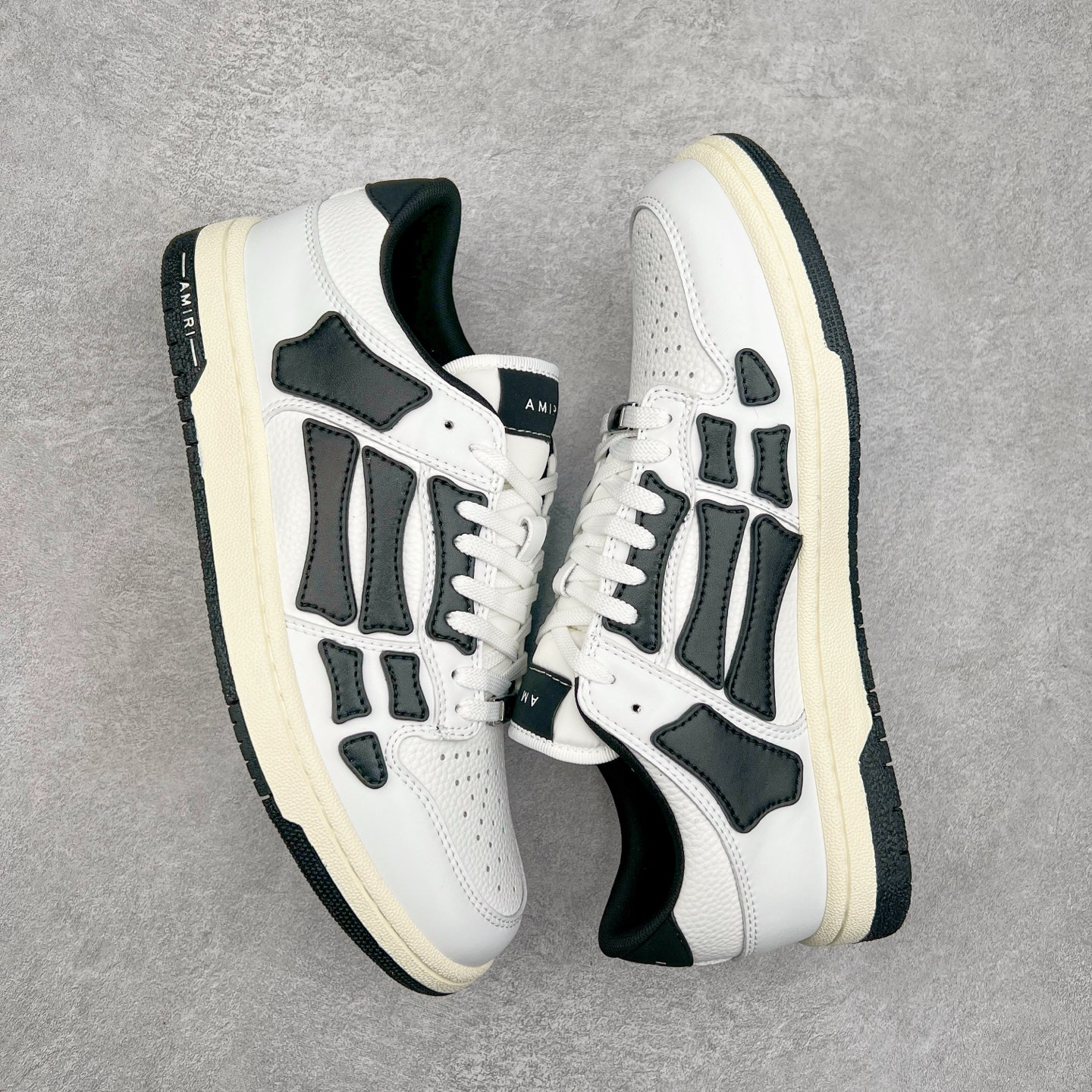 图片[3]-＃莞产 Amiri 埃米尔 Skeleton Low-Skel top Sneakers 骨骼系列情侣鞋 当潮顶流产品 众星上脚 低帮运动休闲板鞋 正确骨头形状 鞋舌外翻细节 头层牛皮双层加厚鞋面 鞋帮侧面骨头采用两张牛皮贴合处理 立体感更好 皮料切口均油边处理 定制金属LOGO铭牌及吊牌 并配有官方购物袋尽显高端大气 尺码 35 36 37 38 39 40 41 42 43 44 45-选品中心