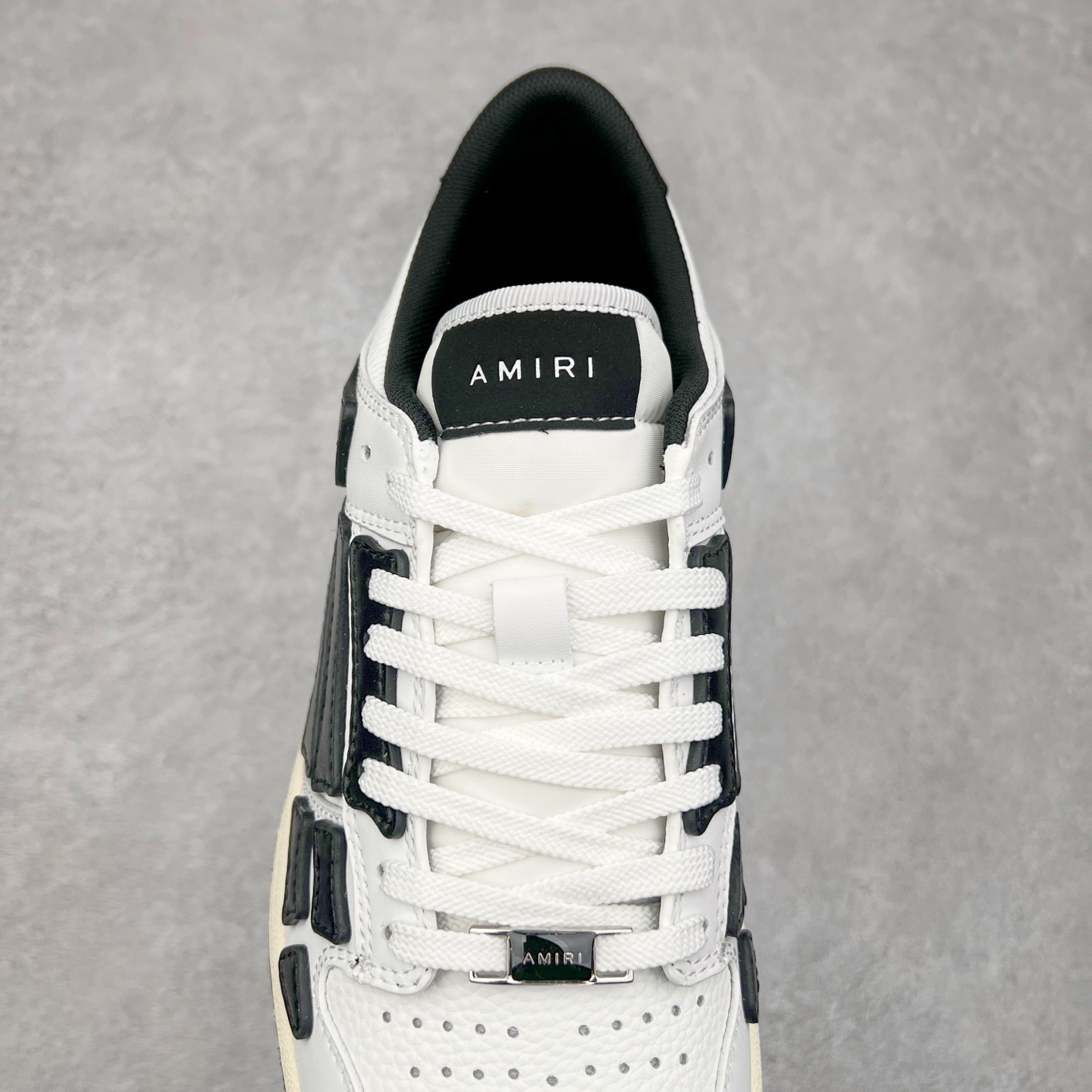 图片[5]-＃莞产 Amiri 埃米尔 Skeleton Low-Skel top Sneakers 骨骼系列情侣鞋 当潮顶流产品 众星上脚 低帮运动休闲板鞋 正确骨头形状 鞋舌外翻细节 头层牛皮双层加厚鞋面 鞋帮侧面骨头采用两张牛皮贴合处理 立体感更好 皮料切口均油边处理 定制金属LOGO铭牌及吊牌 并配有官方购物袋尽显高端大气 尺码 35 36 37 38 39 40 41 42 43 44 45-选品中心