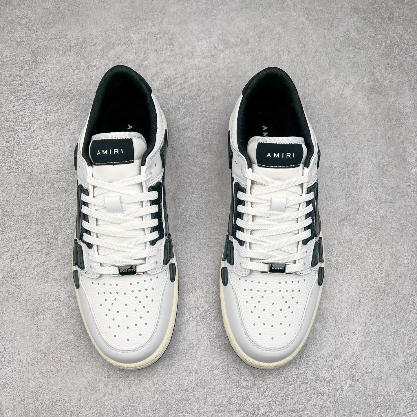 图片[2]-＃莞产 Amiri 埃米尔 Skeleton Low-Skel top Sneakers 骨骼系列情侣鞋 当潮顶流产品 众星上脚 低帮运动休闲板鞋 正确骨头形状 鞋舌外翻细节 头层牛皮双层加厚鞋面 鞋帮侧面骨头采用两张牛皮贴合处理 立体感更好 皮料切口均油边处理 定制金属LOGO铭牌及吊牌 并配有官方购物袋尽显高端大气 尺码 35 36 37 38 39 40 41 42 43 44 45-选品中心