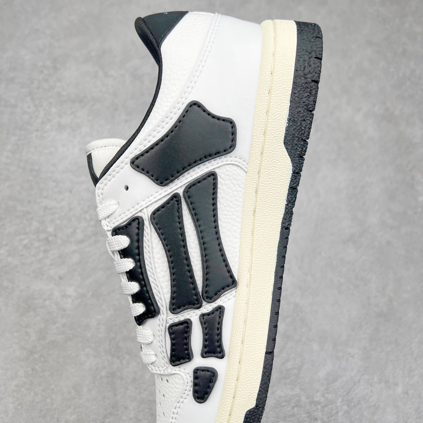 图片[7]-＃莞产 Amiri 埃米尔 Skeleton Low-Skel top Sneakers 骨骼系列情侣鞋 当潮顶流产品 众星上脚 低帮运动休闲板鞋 正确骨头形状 鞋舌外翻细节 头层牛皮双层加厚鞋面 鞋帮侧面骨头采用两张牛皮贴合处理 立体感更好 皮料切口均油边处理 定制金属LOGO铭牌及吊牌 并配有官方购物袋尽显高端大气 尺码 35 36 37 38 39 40 41 42 43 44 45-选品中心