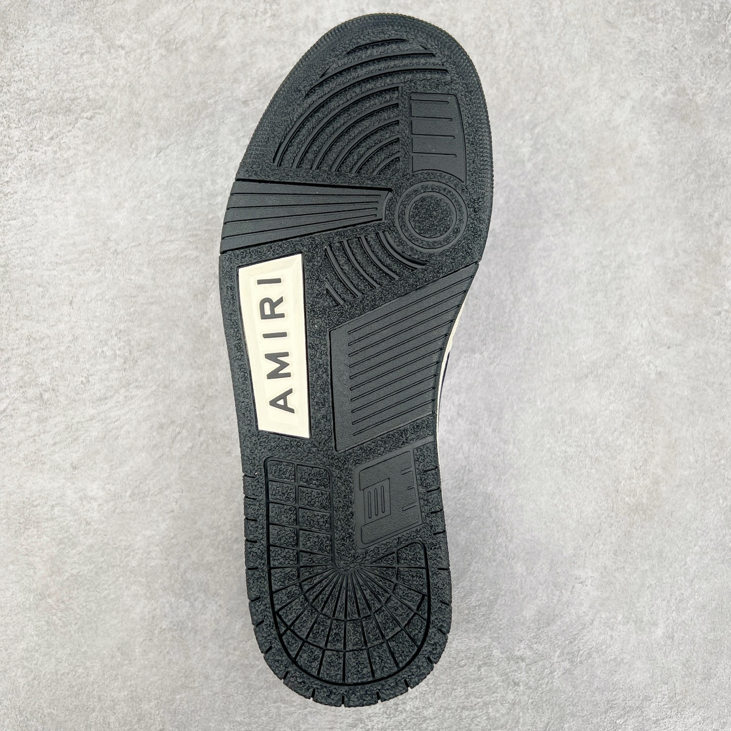 图片[9]-＃莞产 Amiri 埃米尔 Skeleton Low-Skel top Sneakers 骨骼系列情侣鞋 当潮顶流产品 众星上脚 低帮运动休闲板鞋 正确骨头形状 鞋舌外翻细节 头层牛皮双层加厚鞋面 鞋帮侧面骨头采用两张牛皮贴合处理 立体感更好 皮料切口均油边处理 定制金属LOGO铭牌及吊牌 并配有官方购物袋尽显高端大气 尺码 35 36 37 38 39 40 41 42 43 44 45-选品中心