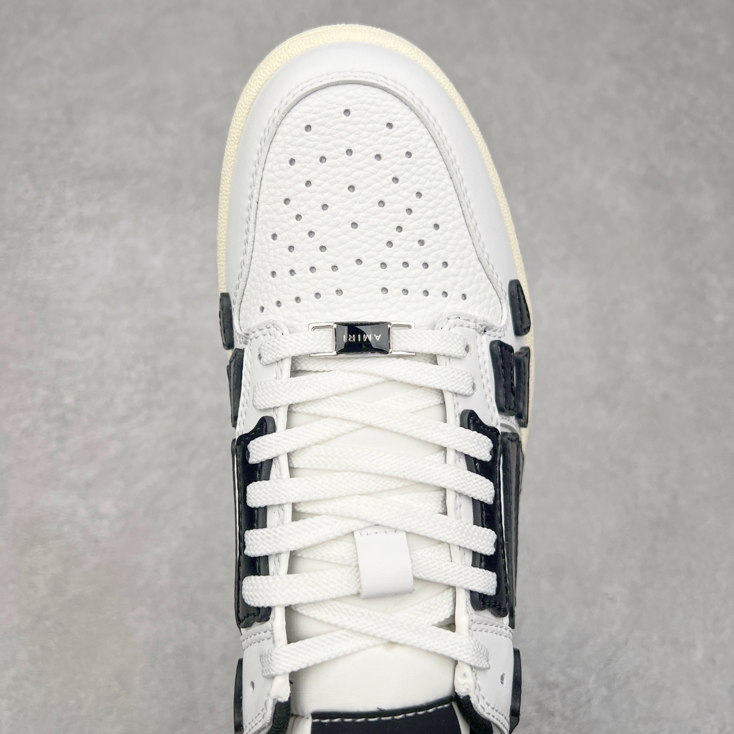 图片[4]-＃莞产 Amiri 埃米尔 Skeleton Low-Skel top Sneakers 骨骼系列情侣鞋 当潮顶流产品 众星上脚 低帮运动休闲板鞋 正确骨头形状 鞋舌外翻细节 头层牛皮双层加厚鞋面 鞋帮侧面骨头采用两张牛皮贴合处理 立体感更好 皮料切口均油边处理 定制金属LOGO铭牌及吊牌 并配有官方购物袋尽显高端大气 尺码 35 36 37 38 39 40 41 42 43 44 45-选品中心