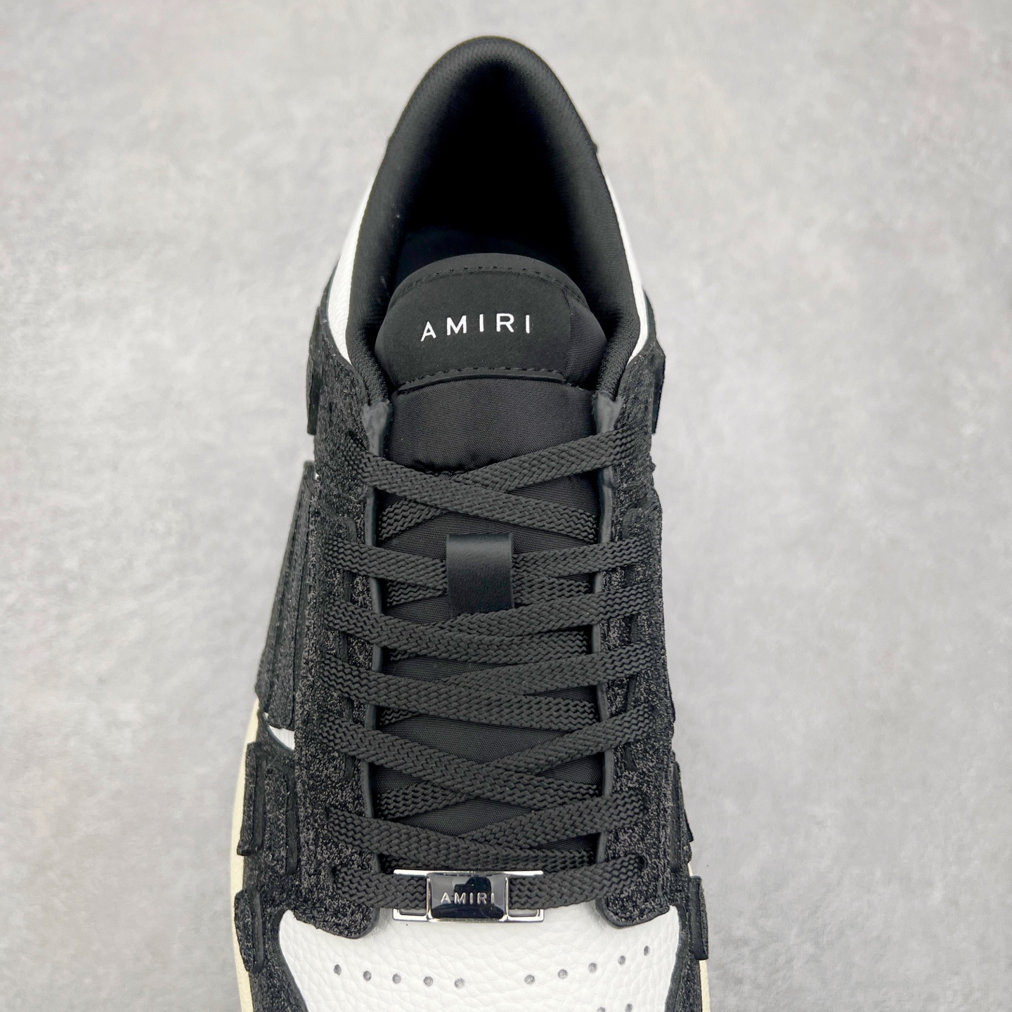 图片[5]-＃莞产 Amiri 埃米尔 Skeleton Low-Skel top Sneakers 骨骼系列情侣鞋 当潮顶流产品 众星上脚 低帮运动休闲板鞋 正确骨头形状 鞋舌外翻细节 头层牛皮双层加厚鞋面 鞋帮侧面骨头采用两张牛皮贴合处理 立体感更好 皮料切口均油边处理 定制金属LOGO铭牌及吊牌 并配有官方购物袋尽显高端大气 尺码 35 36 37 38 39 40 41 42 43 44 45-选品中心