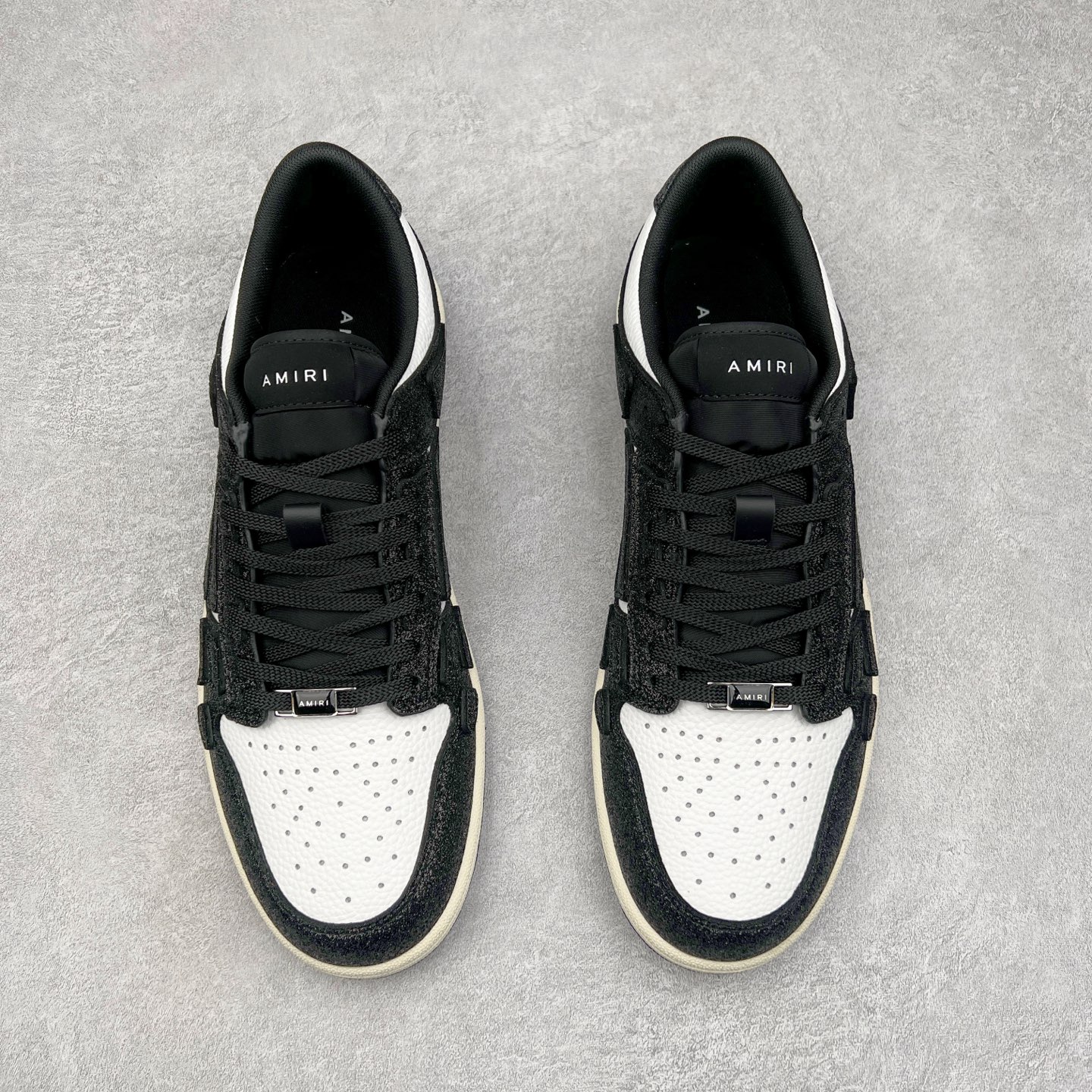 图片[2]-＃莞产 Amiri 埃米尔 Skeleton Low-Skel top Sneakers 骨骼系列情侣鞋 当潮顶流产品 众星上脚 低帮运动休闲板鞋 正确骨头形状 鞋舌外翻细节 头层牛皮双层加厚鞋面 鞋帮侧面骨头采用两张牛皮贴合处理 立体感更好 皮料切口均油边处理 定制金属LOGO铭牌及吊牌 并配有官方购物袋尽显高端大气 尺码 35 36 37 38 39 40 41 42 43 44 45-选品中心