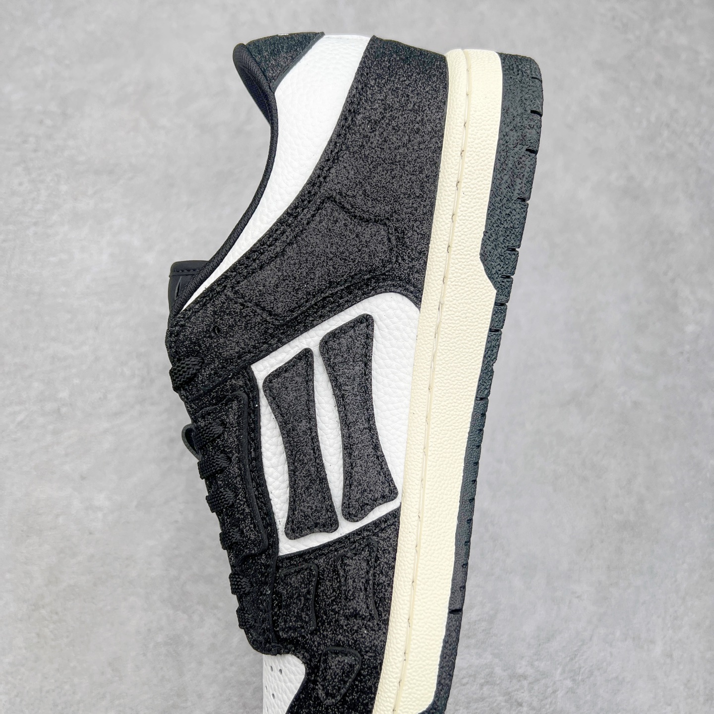 图片[7]-＃莞产 Amiri 埃米尔 Skeleton Low-Skel top Sneakers 骨骼系列情侣鞋 当潮顶流产品 众星上脚 低帮运动休闲板鞋 正确骨头形状 鞋舌外翻细节 头层牛皮双层加厚鞋面 鞋帮侧面骨头采用两张牛皮贴合处理 立体感更好 皮料切口均油边处理 定制金属LOGO铭牌及吊牌 并配有官方购物袋尽显高端大气 尺码 35 36 37 38 39 40 41 42 43 44 45-选品中心